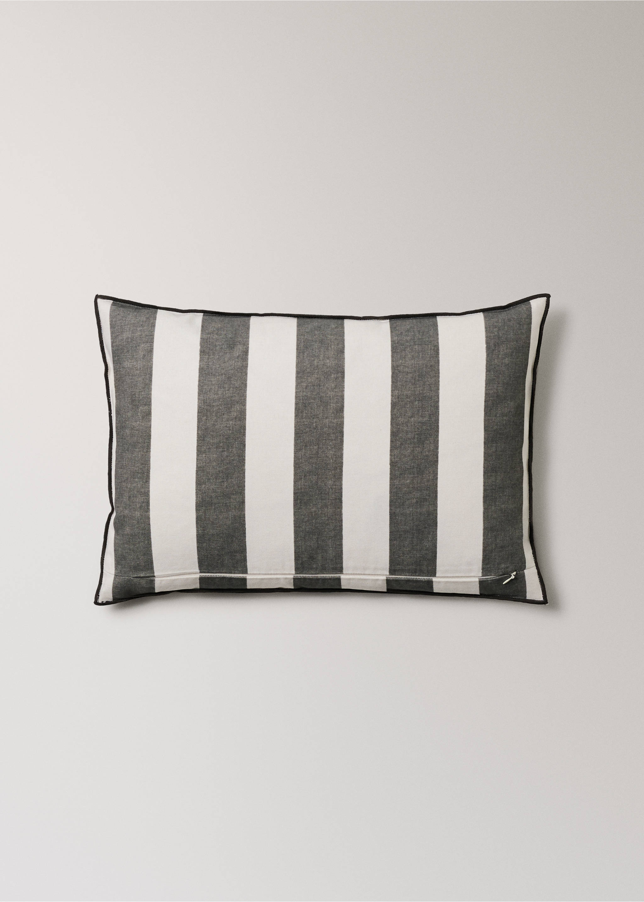 Capa de almofada decorativa de algodão com riscas largas e overlock 40x60 cm - Pormenor do artigo 4, Cinzento-carvão. Ref: 27003357-00.