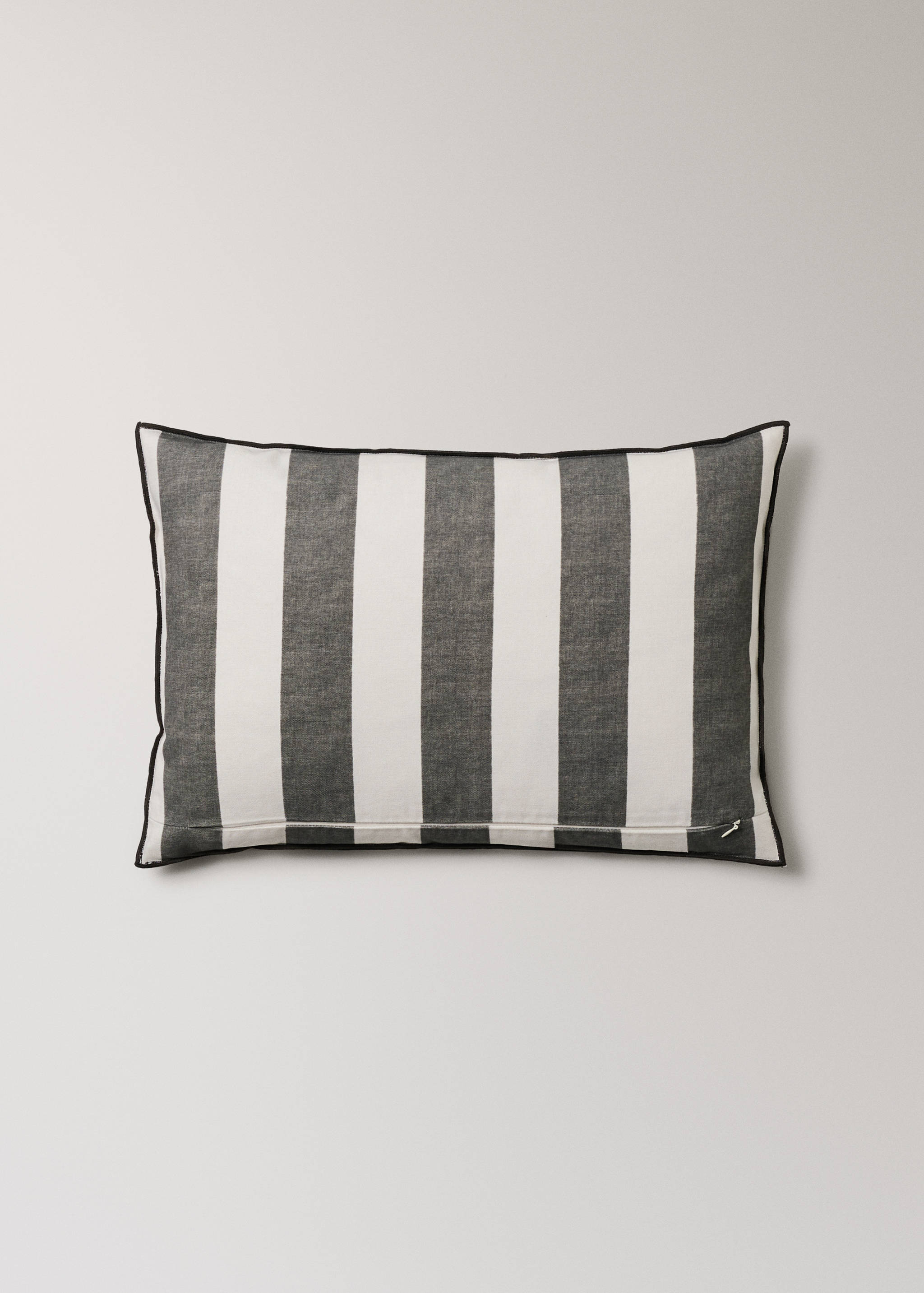 Cotton cushion cover with thick stripes and overlock stitching 40x60 cm - Details of the article 4