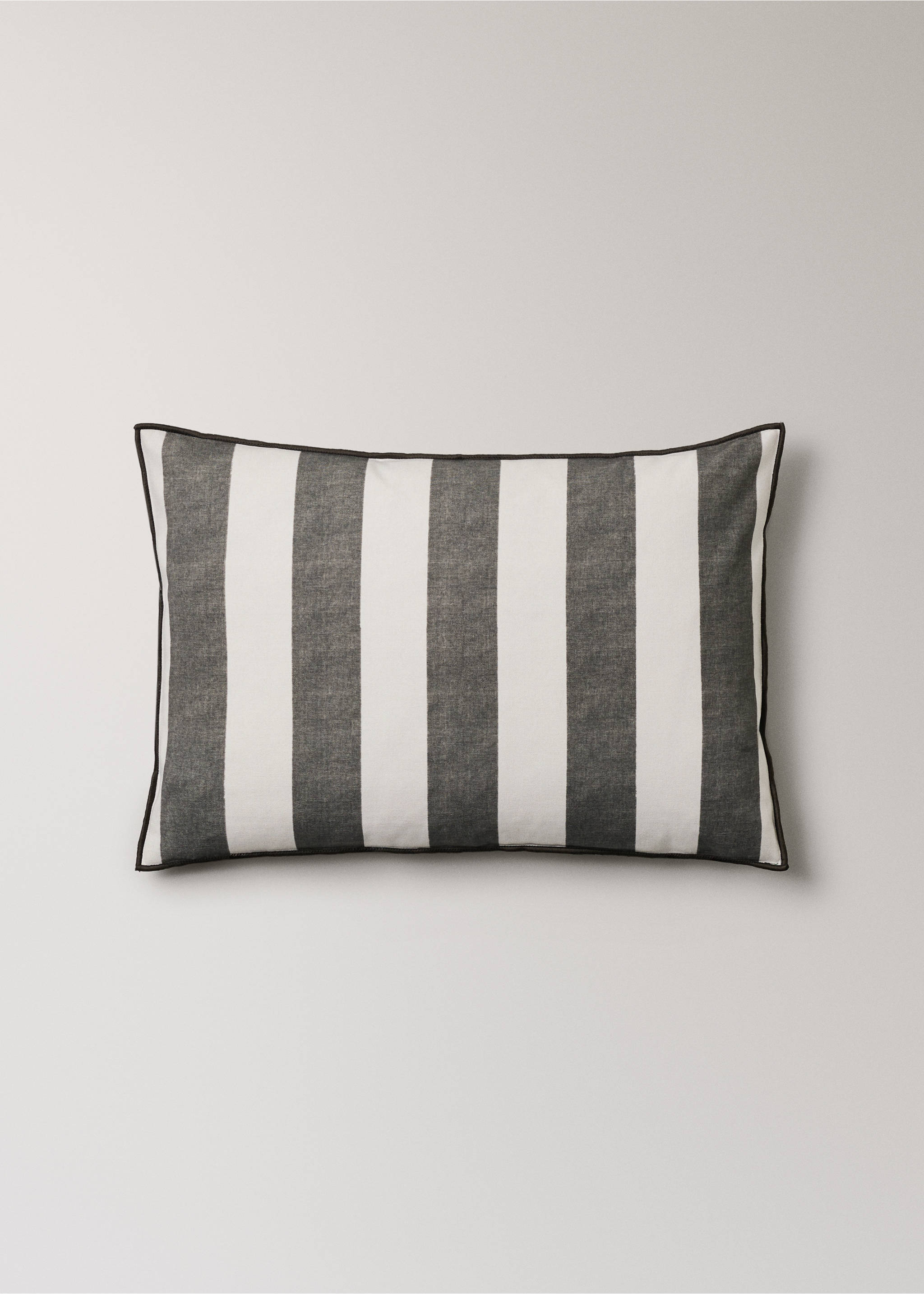 Poszewka na poduszkę z bawełny w grube paski z overlockiem 40x60 cm - Artykuł bez modela/modelki, Antracytowy. Ref: 27003357-00.
