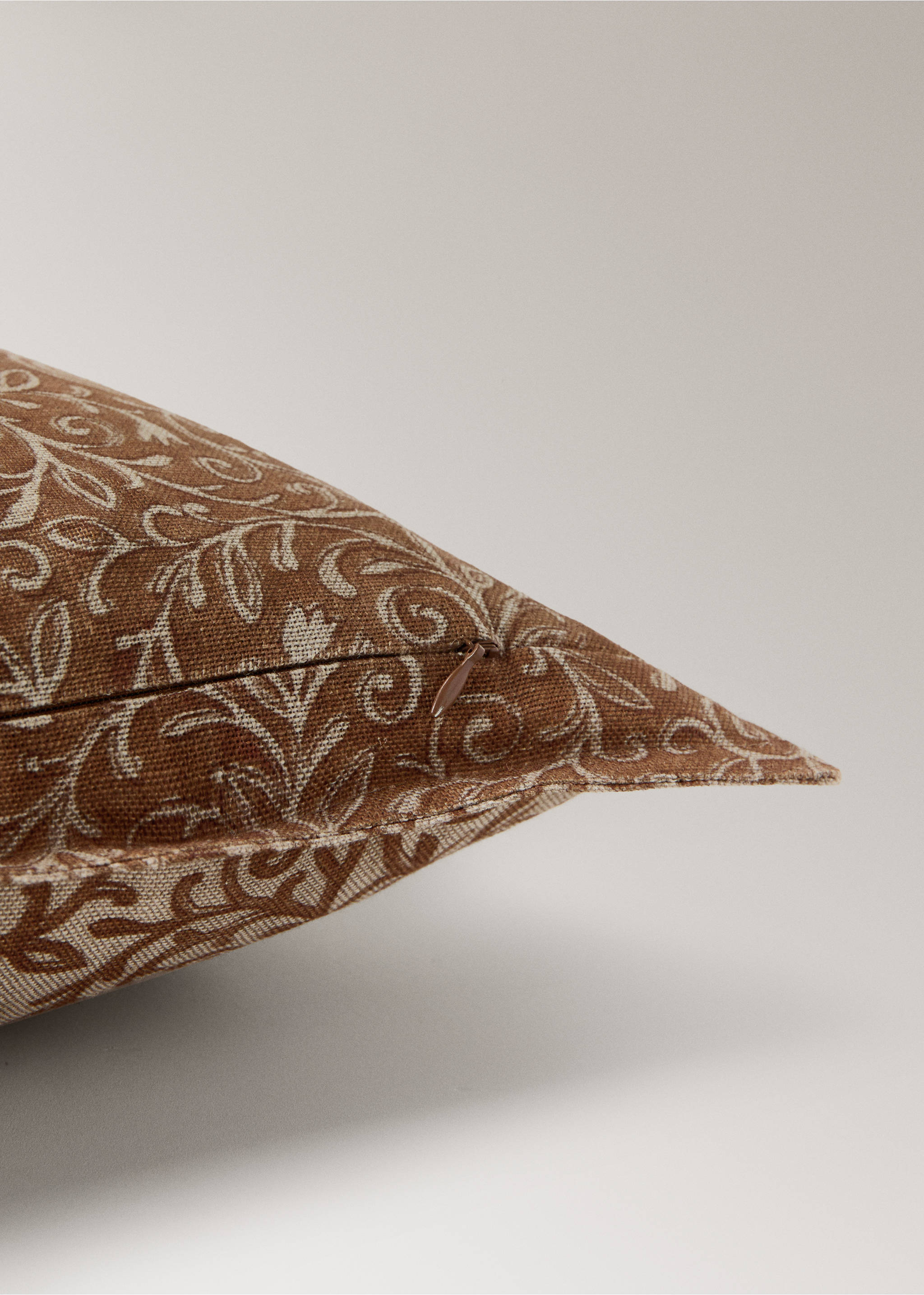 Linen cotton cushion cover with leaf pattern 50x50cm - Details of the article 2, Burnt Orange. Ref: 27003360-00.
