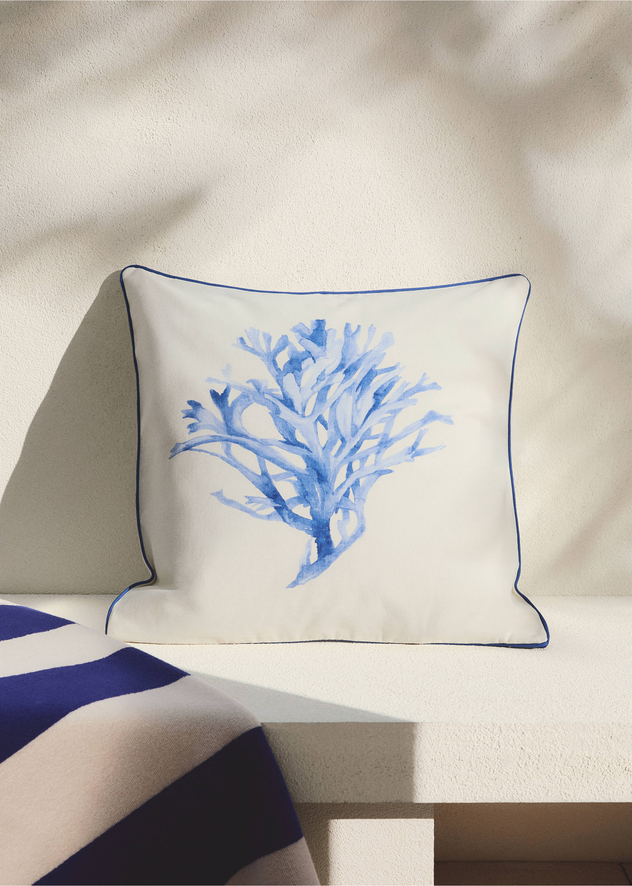 Povlak na polštářek z bavlny s potiskem korálů 50x50 cm - Celkový náhled, Modrá. Ref: 27003363-00.