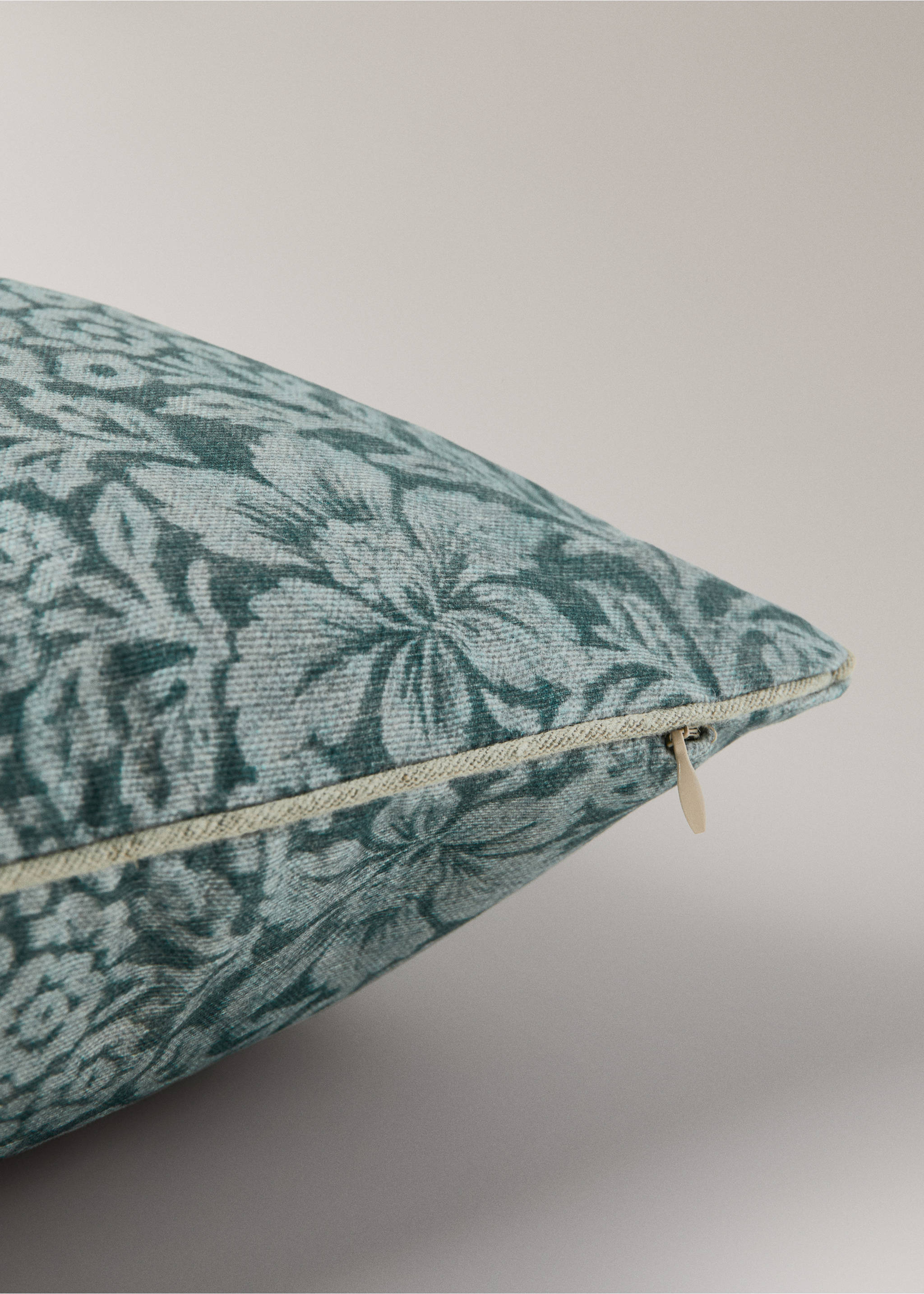 Floral cotton cushion cover 50x50 cm - Details of the article 2, Blue. Ref: 27003373-00.