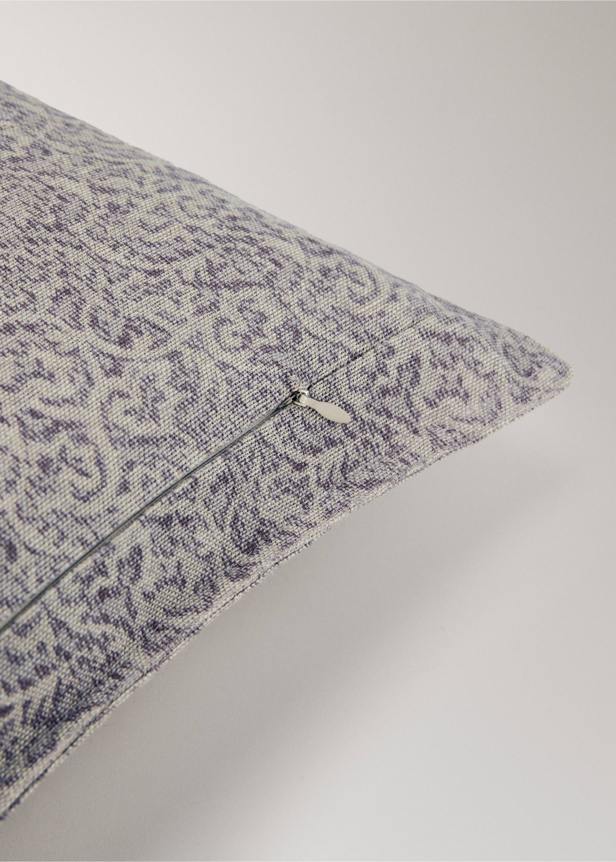 Printed cotton-linen cushion cover 40x60cm - Details of the article 2, Lilac. Ref: 27003374-00.