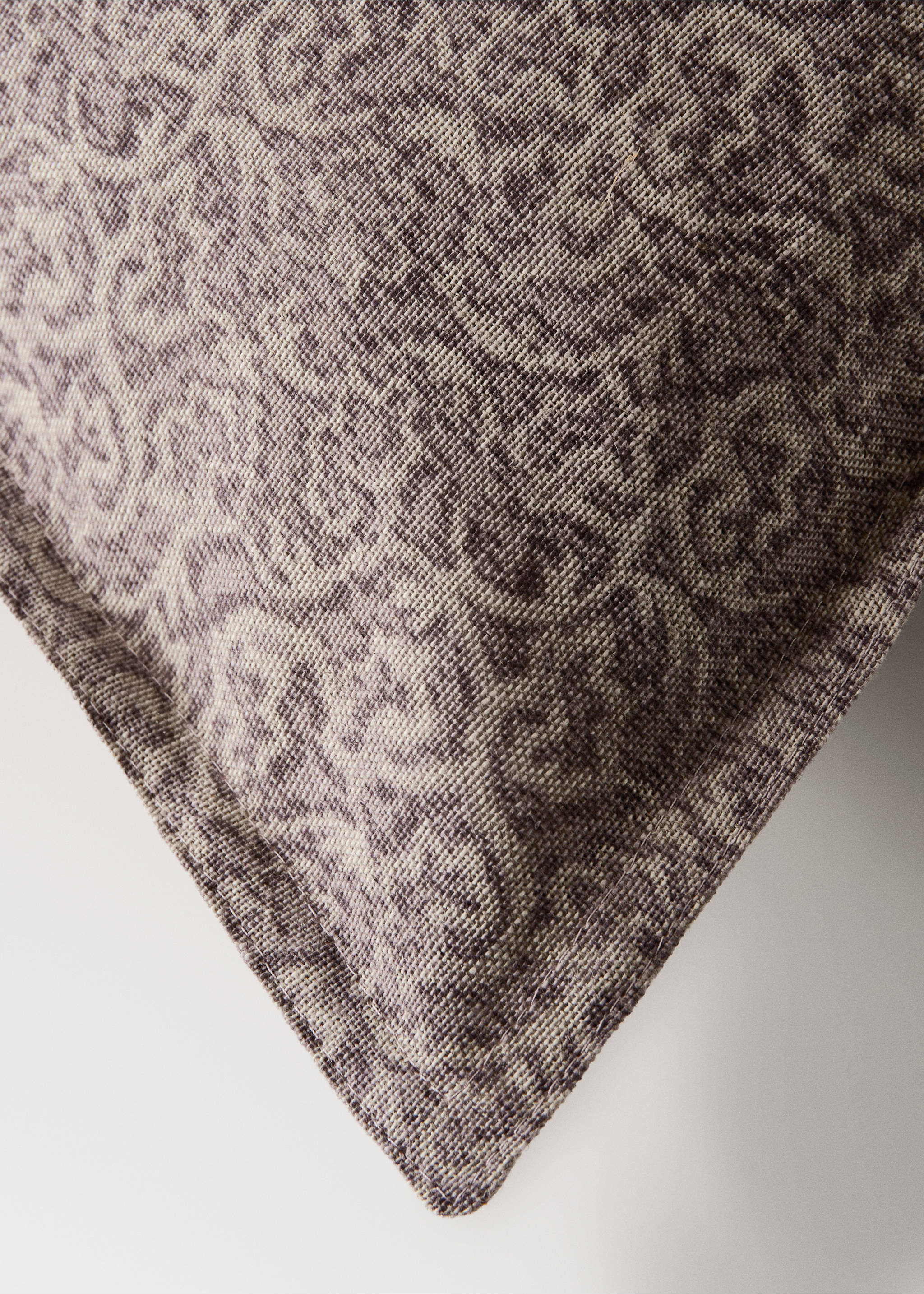 Linen cotton cushion cover with double topstitching 50x50 cm - Details of the article 1, Purple. Ref: 27003375-00.