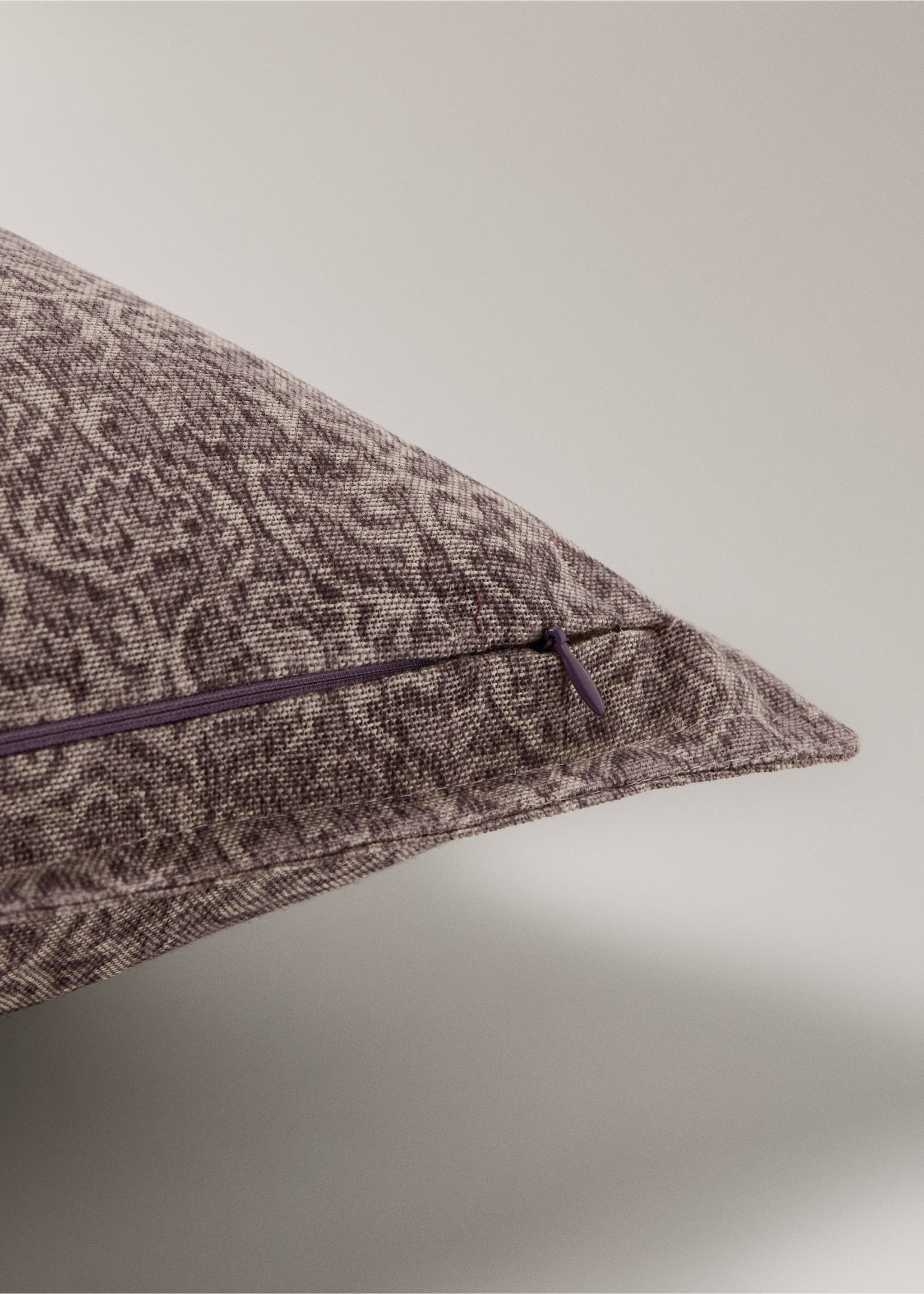 Linen cotton cushion cover with double topstitching 50x50 cm - Details of the article 2, Purple. Ref: 27003375-00.