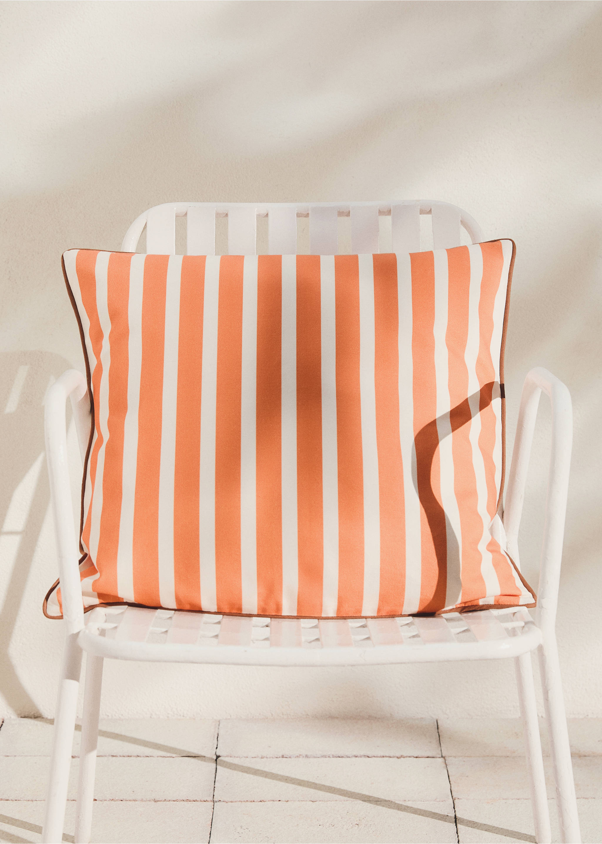 Csíkos pamut díszpárnahuzat kontrasztos szegéllyel, 50x50 cm - Általános sík, Narancssárga. Ref: 27003378-00.