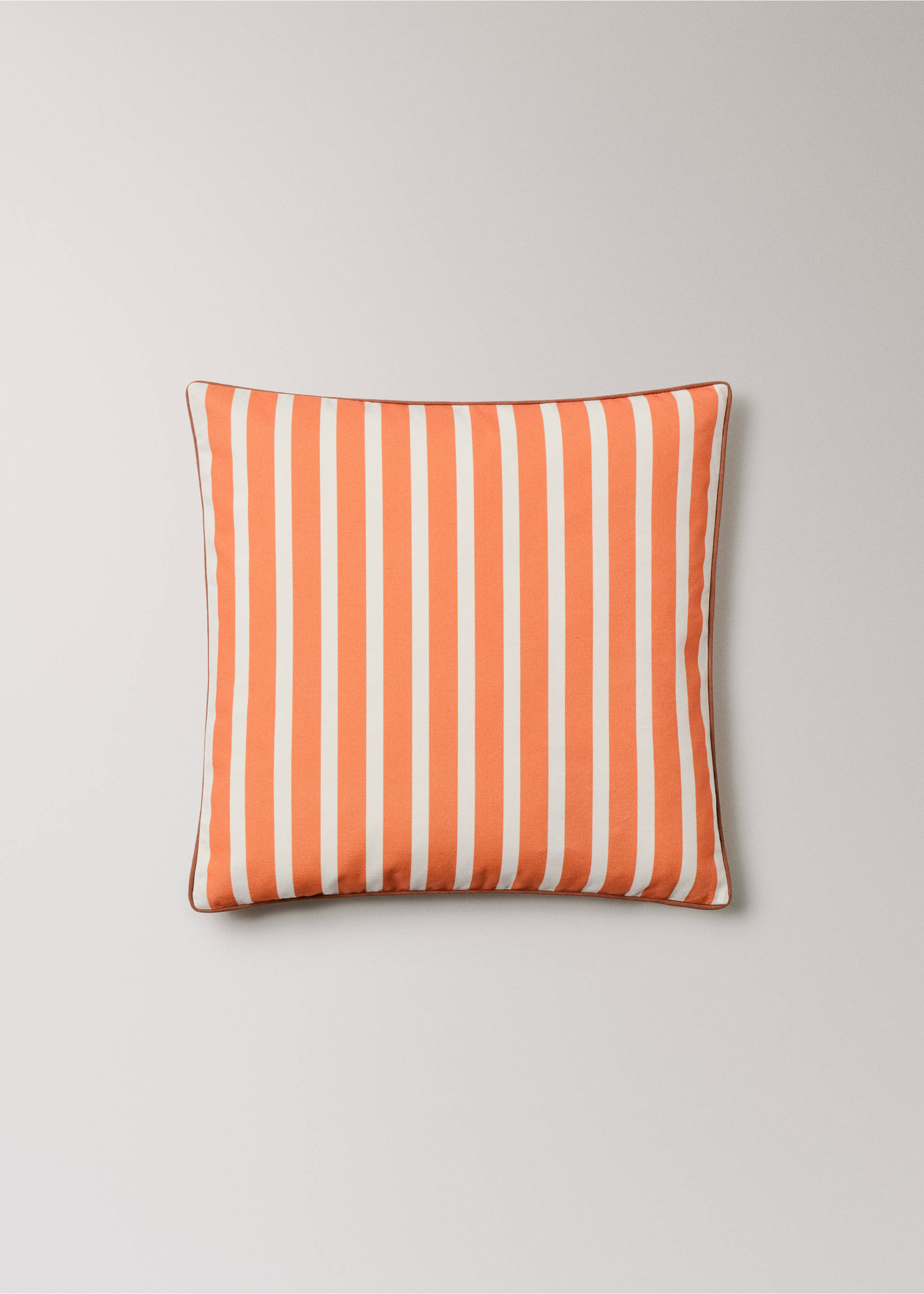 Csíkos pamut díszpárnahuzat kontrasztos szegéllyel, 50x50 cm - Termék modell nélkül, Narancssárga. Ref: 27003378-00.