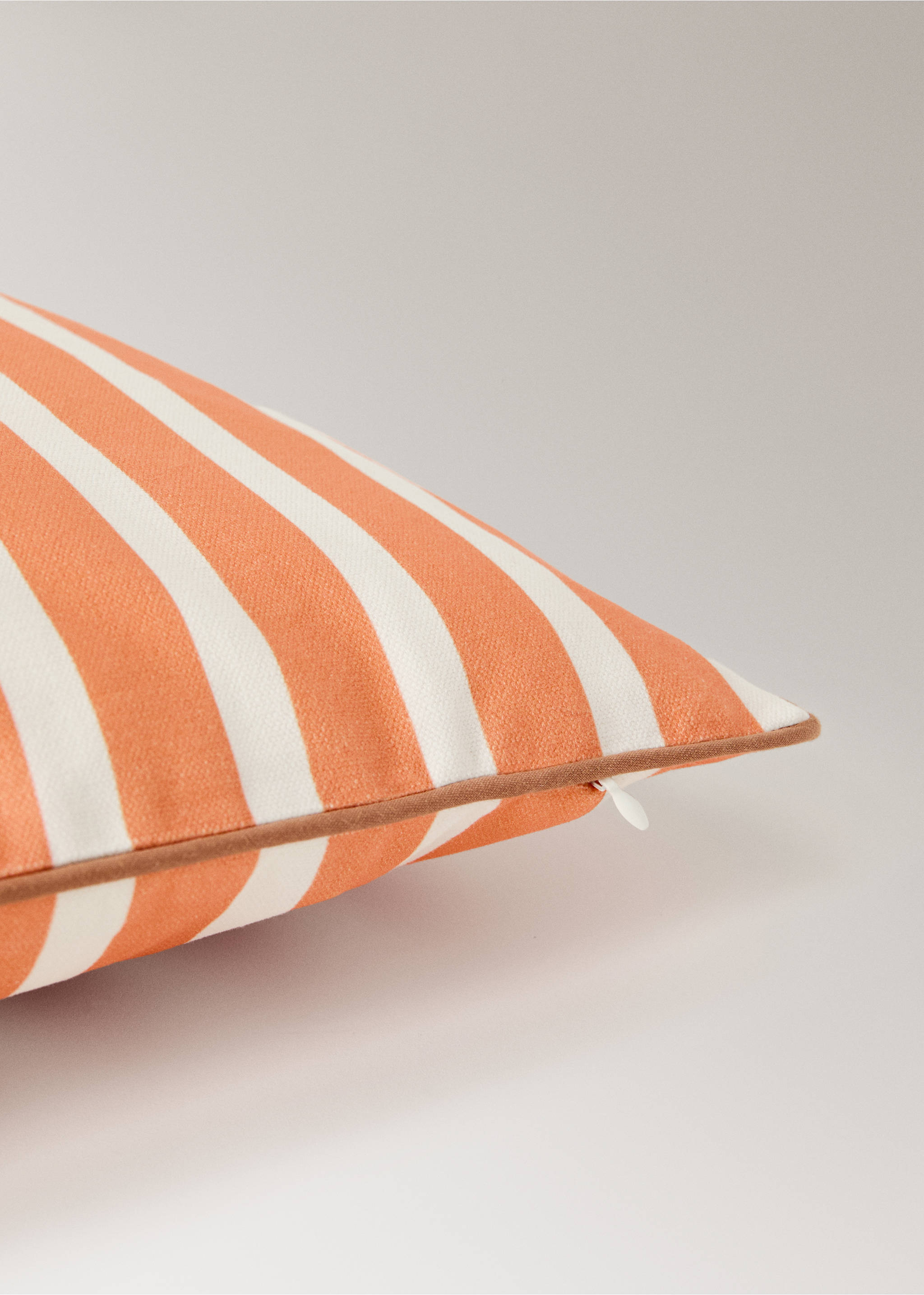 Csíkos pamut díszpárnahuzat kontrasztos szegéllyel, 50x50 cm - A termék adatai 2, Narancssárga. Ref: 27003378-00.