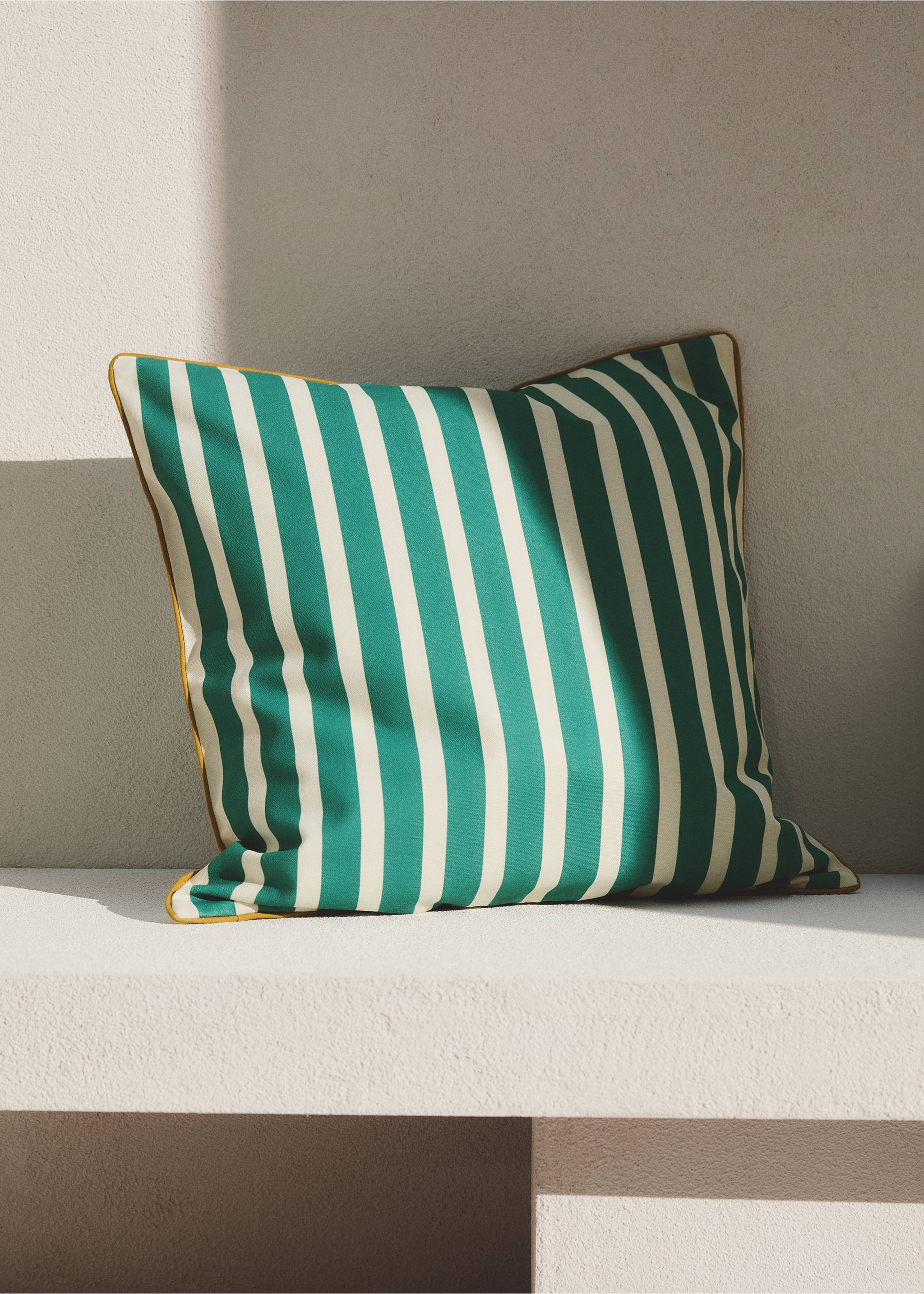Csíkos pamut díszpárnahuzat kontrasztos szegéllyel, 50x50 cm - Általános sík, Zöld. Ref: 27003378-00.