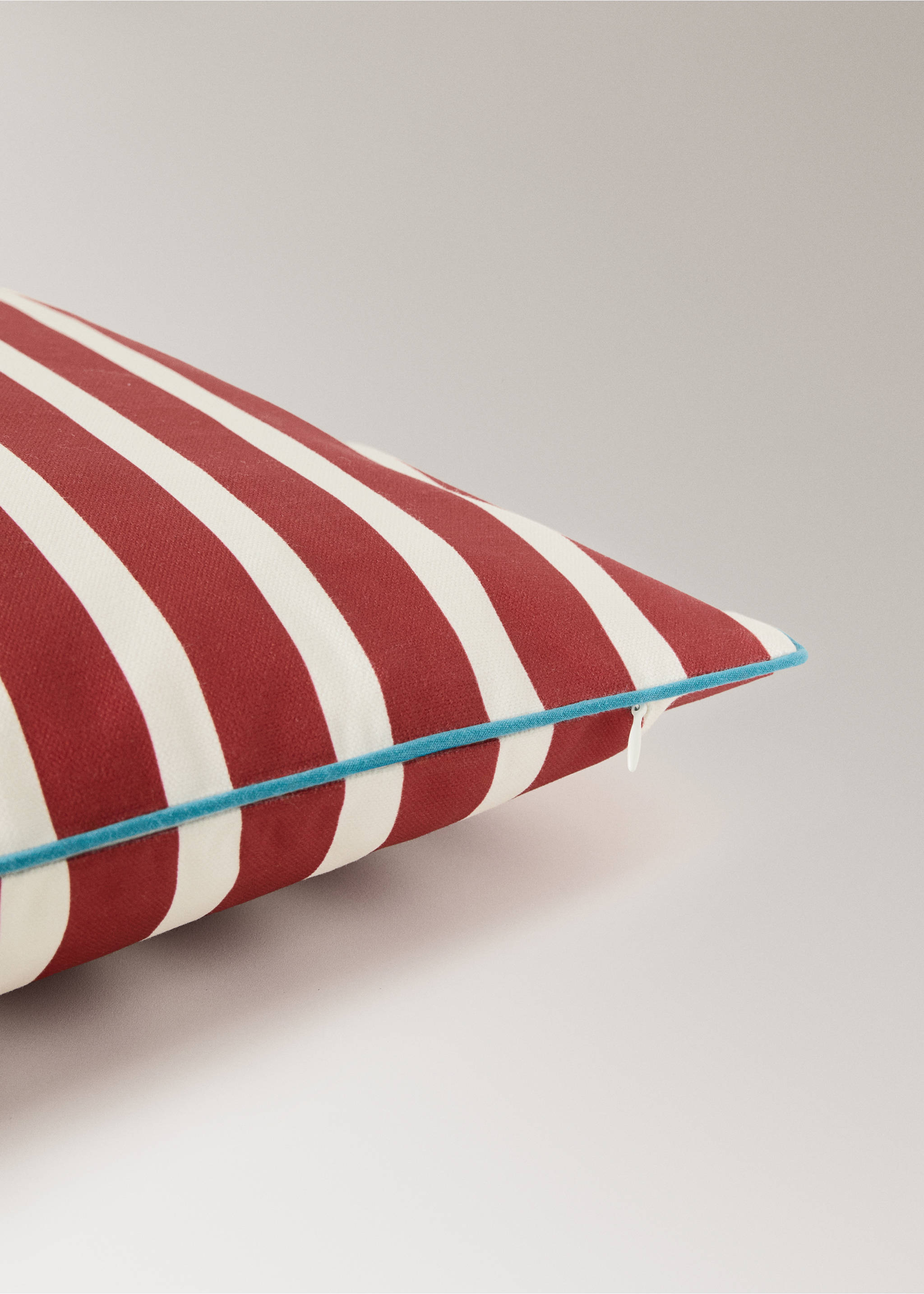 Чохол для декоративної подушки з бавовни з контрастною окантовкою, 50×50 см - Детальніше про товар 2, Червоний. Ref: 27003378-00.