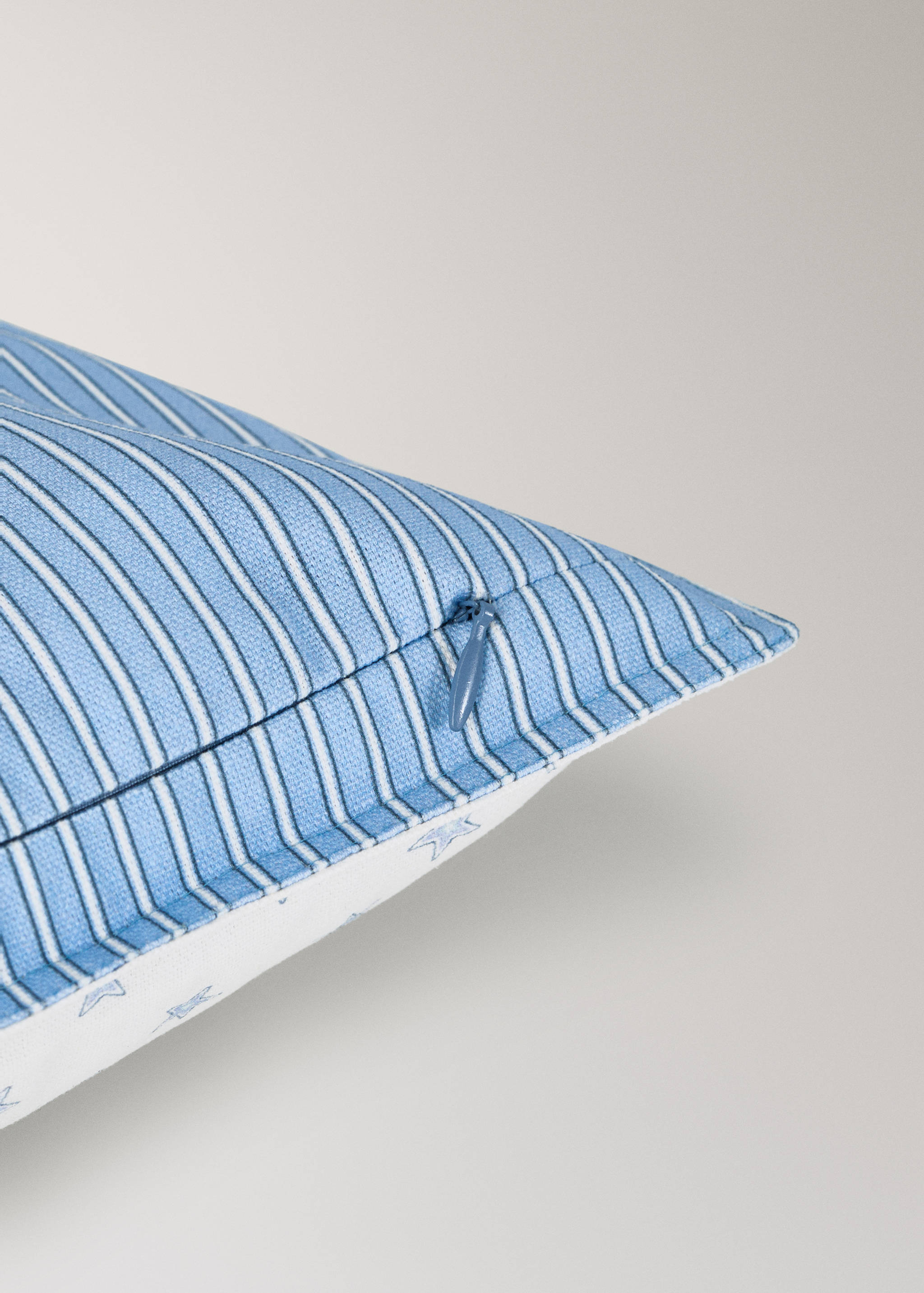 Reversible children's cushion cover with stars and stripes 30x40 cm - Details of the article 2