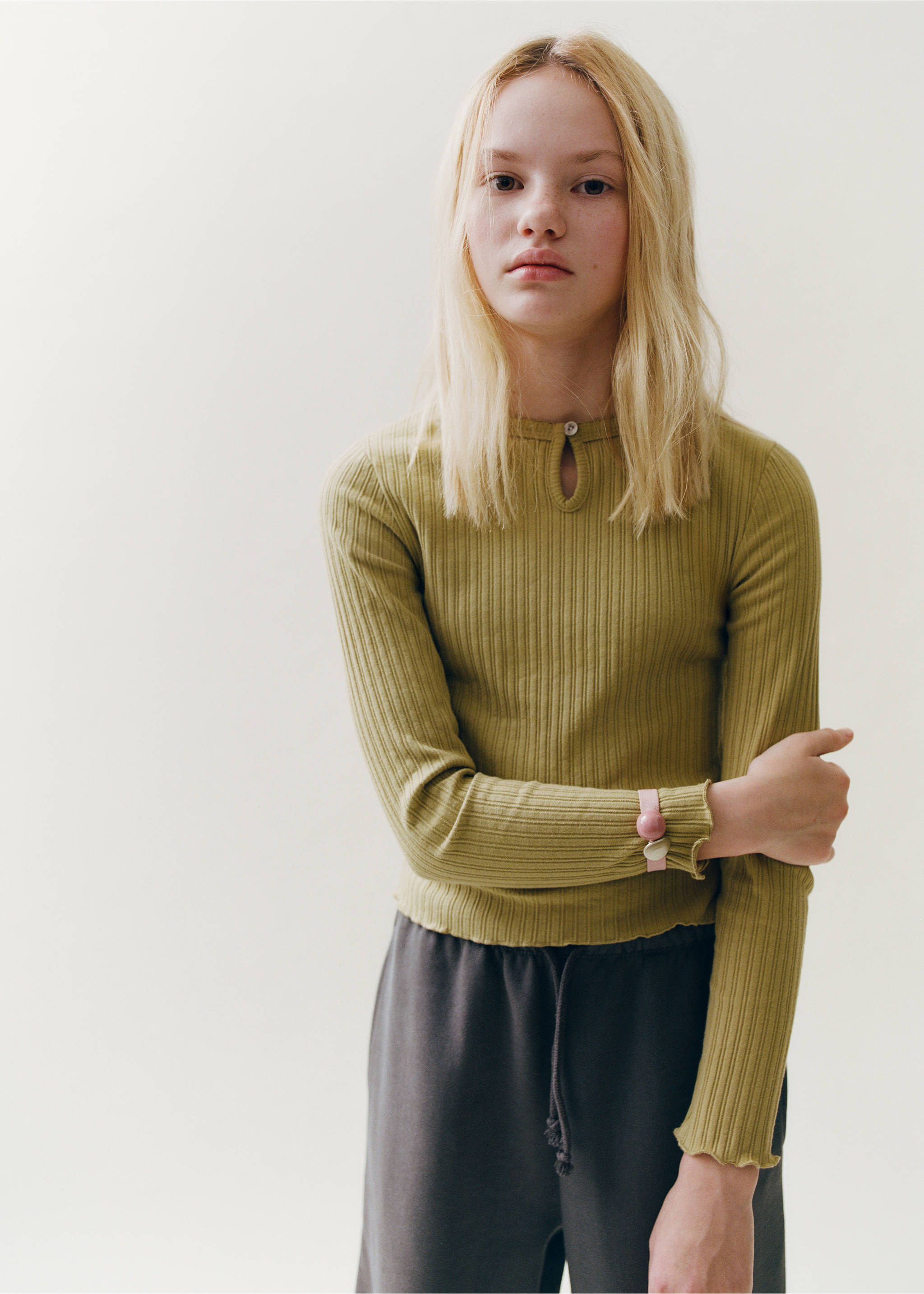 Ribbed long-sleeved t-shirt - Details of the article 6, Olive Green. Ref: 27003720-00.