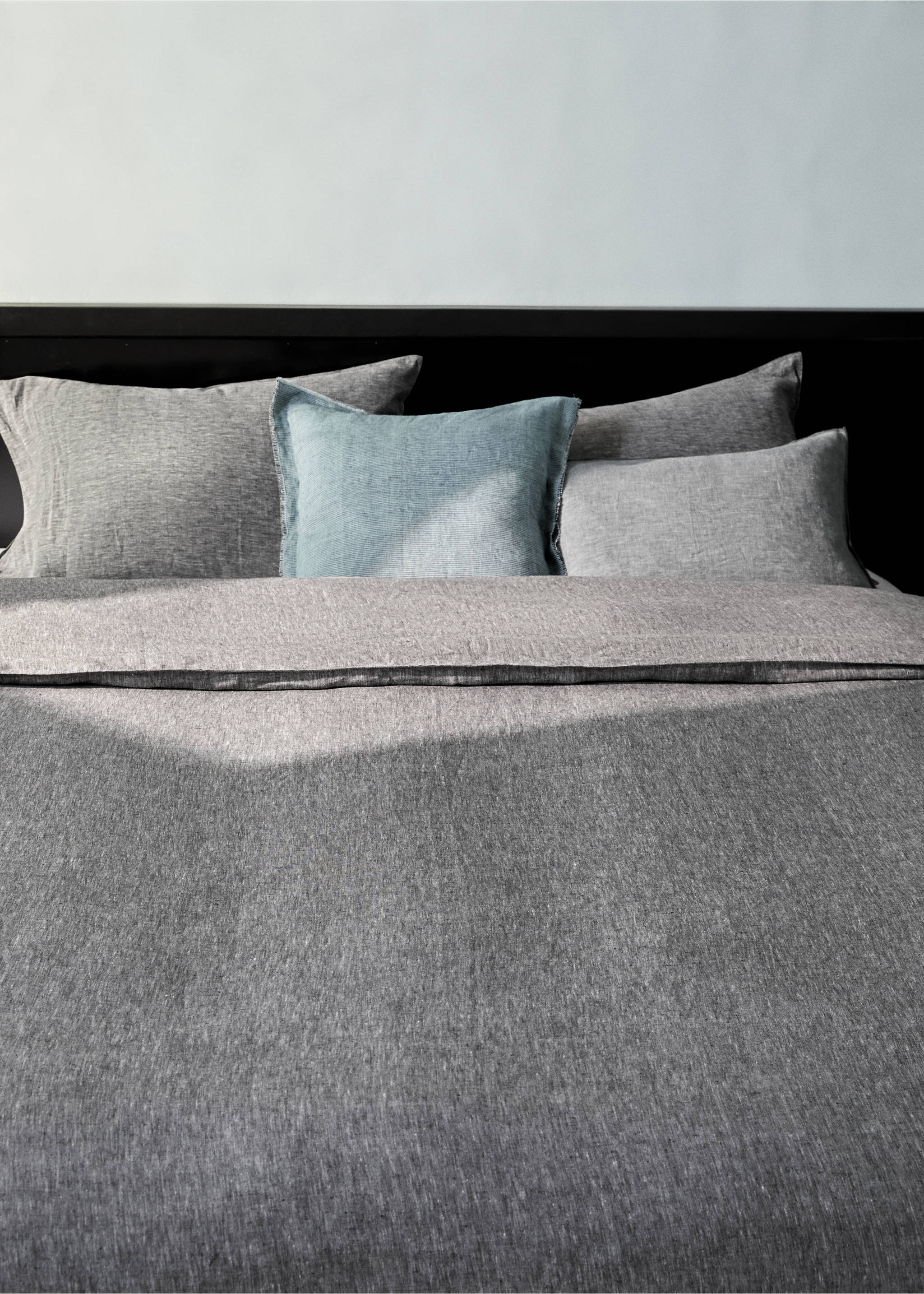 Linen yarn-dyed duvet cover for 150/160 cm bed - Details of the article 7, Dark Heather Grey. Ref: 27003739-00.