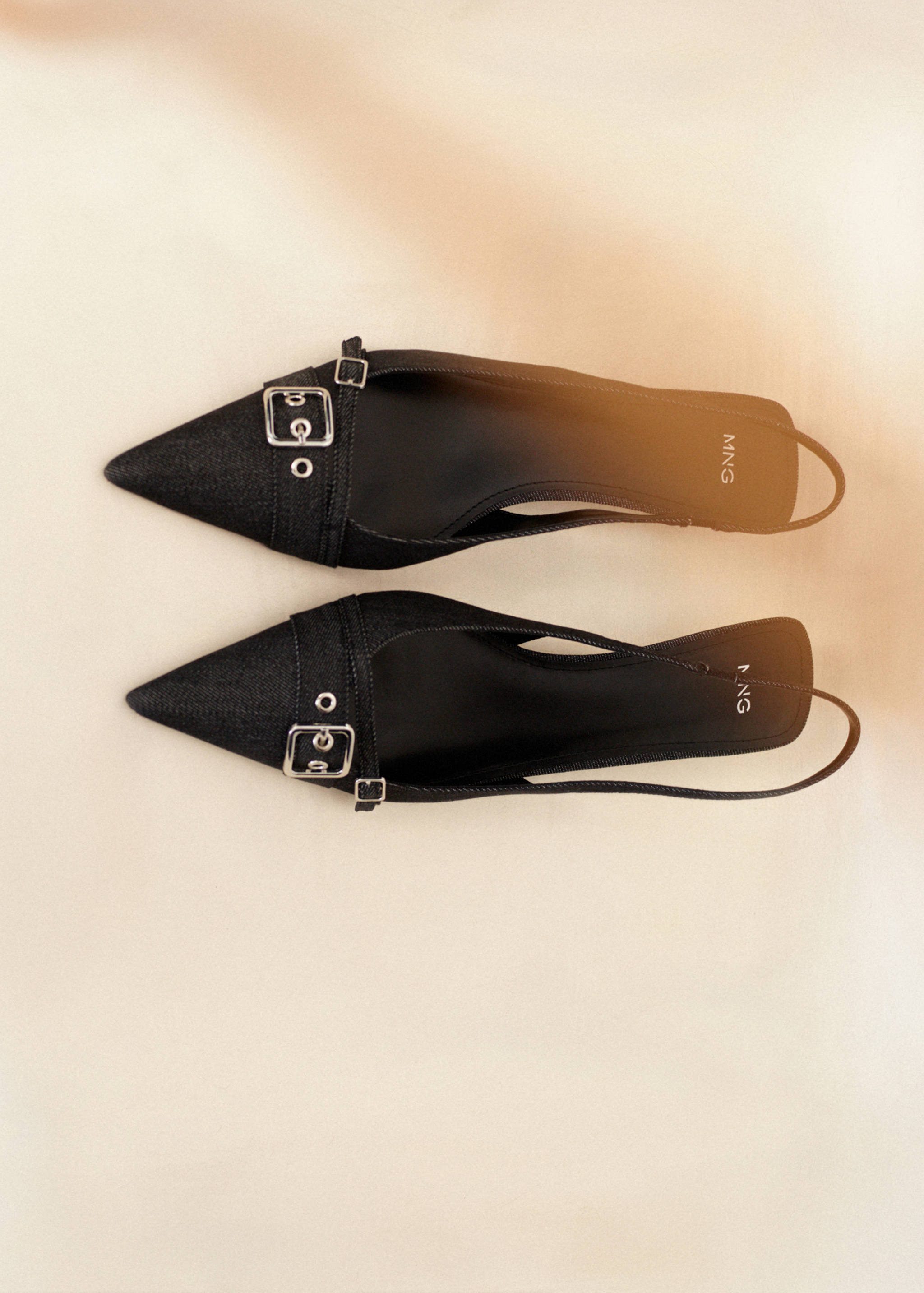 حذاء من الدنيم بحزام خلفي وإبزيم - رؤية عامة