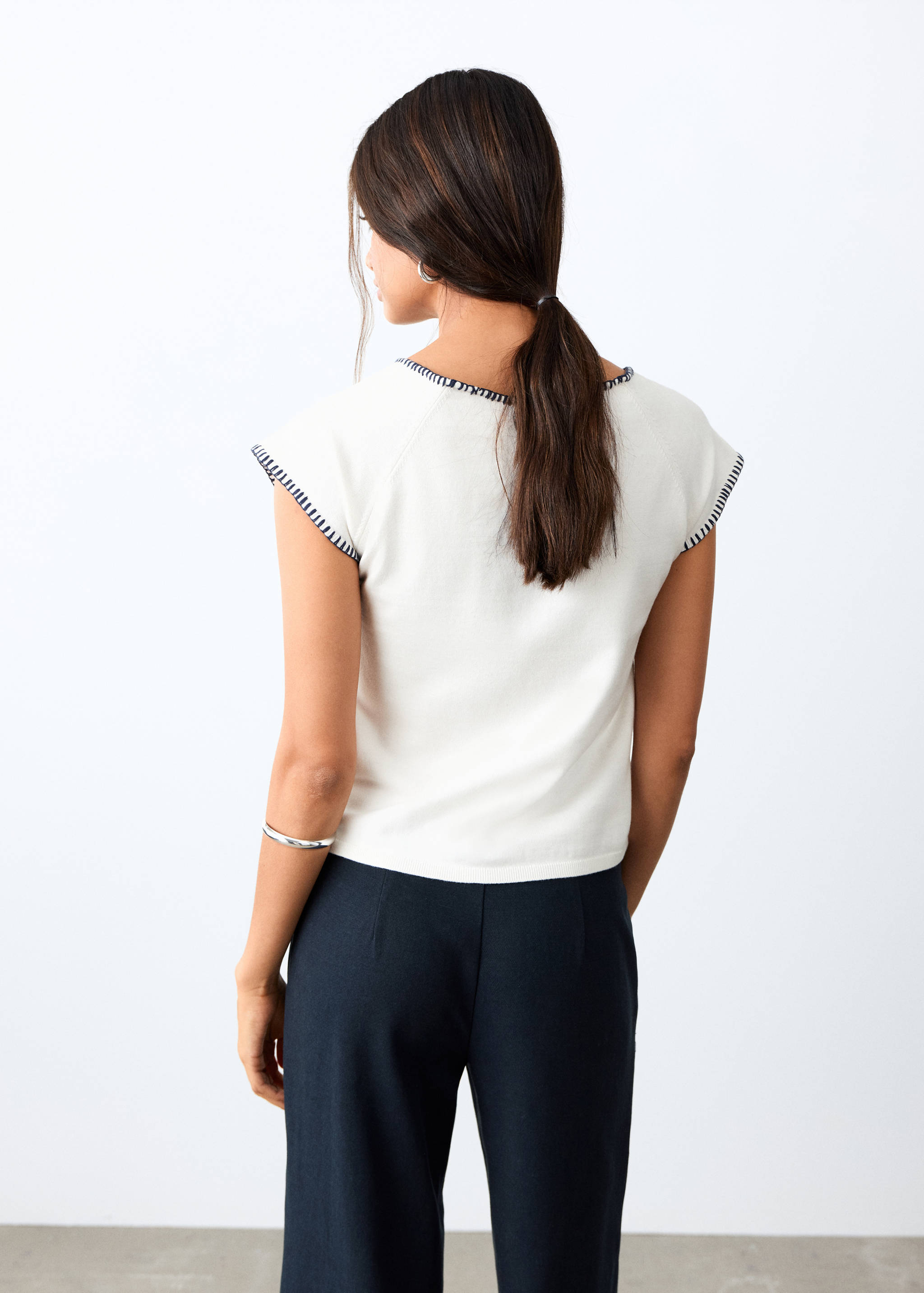 Top seam detail - Reverse of the article