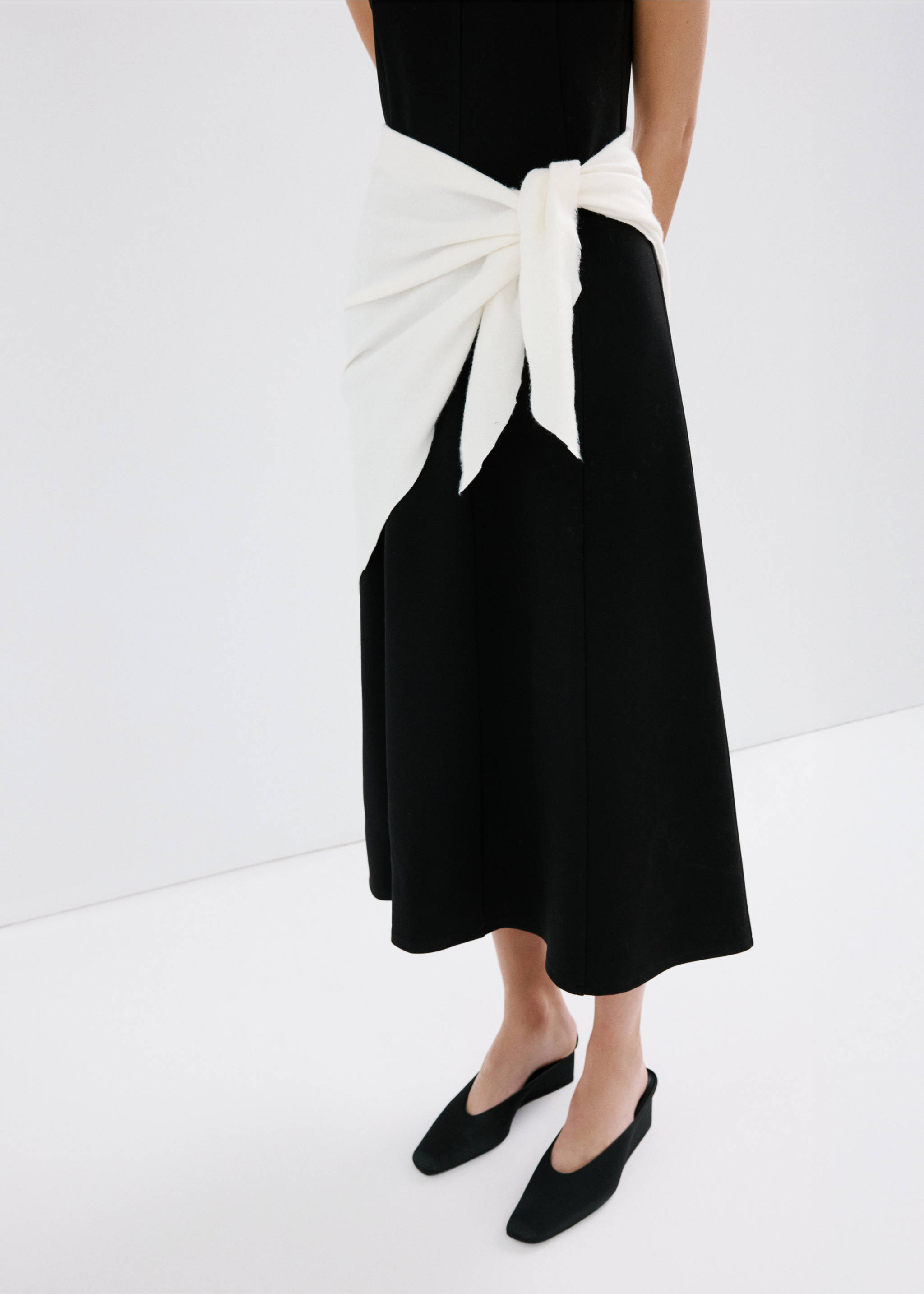 Square toe wedge heel shoe - Details of the article 9, Black. Ref: 27004056-00.