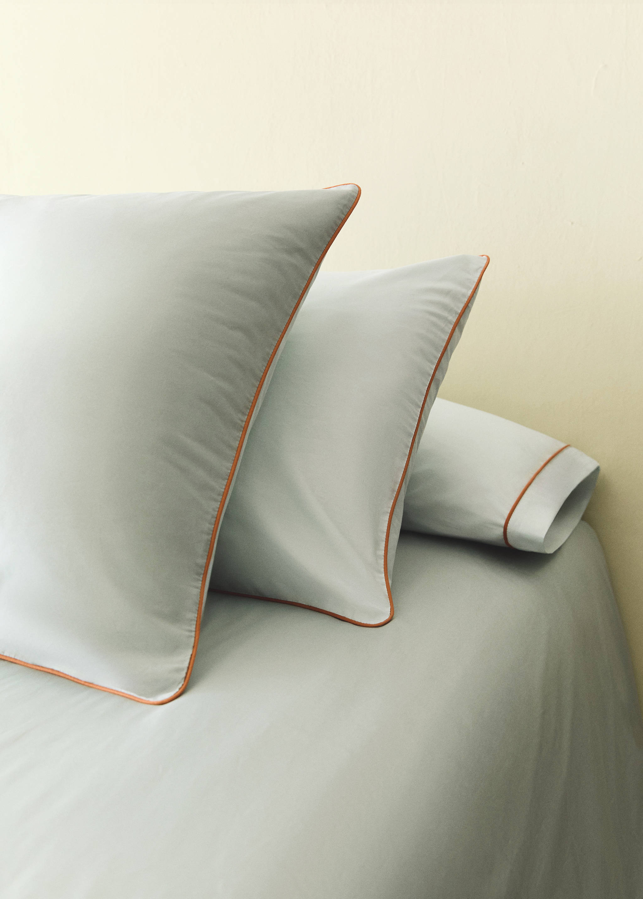 Reversible percale cotton pillowcase with contrasting piping 60x60 cm - General plane