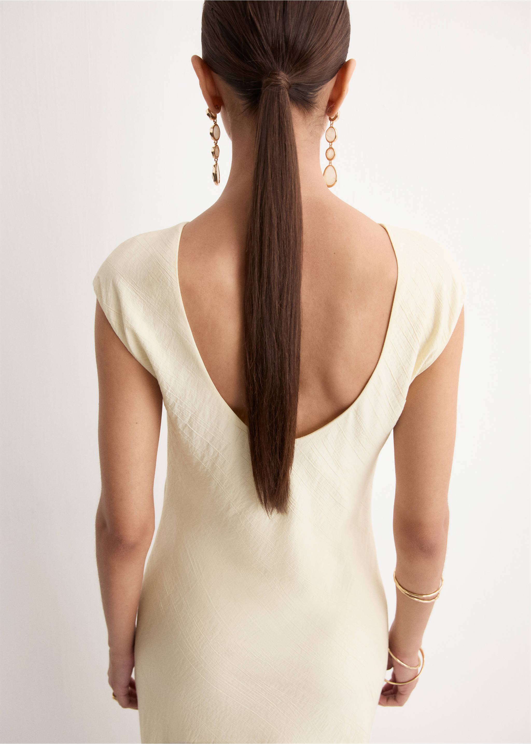 Robe texturée dos ouvert - Verso de l’article, Écru. Ref: 27004095-00.