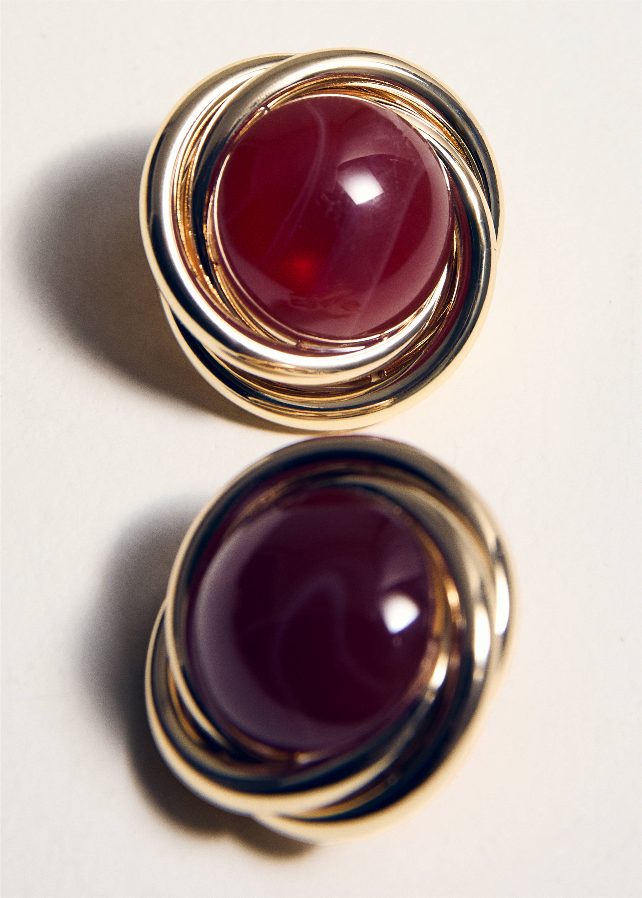 Runde Ohrringe aus Kunstharz - Detail des Artikels 1