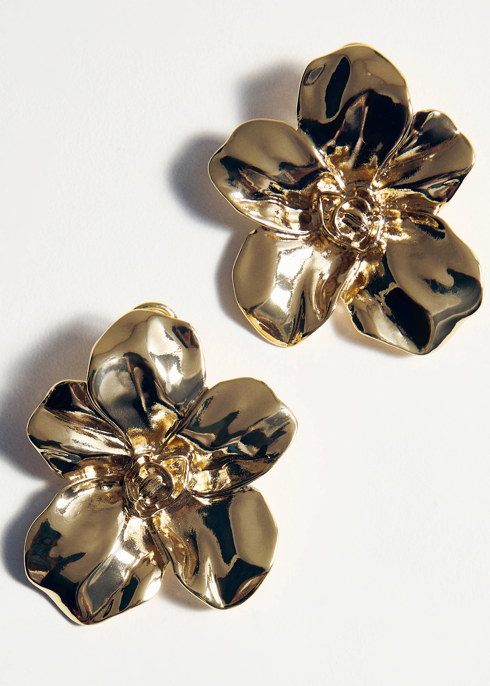 Flower-design earrings - Details of the article 5