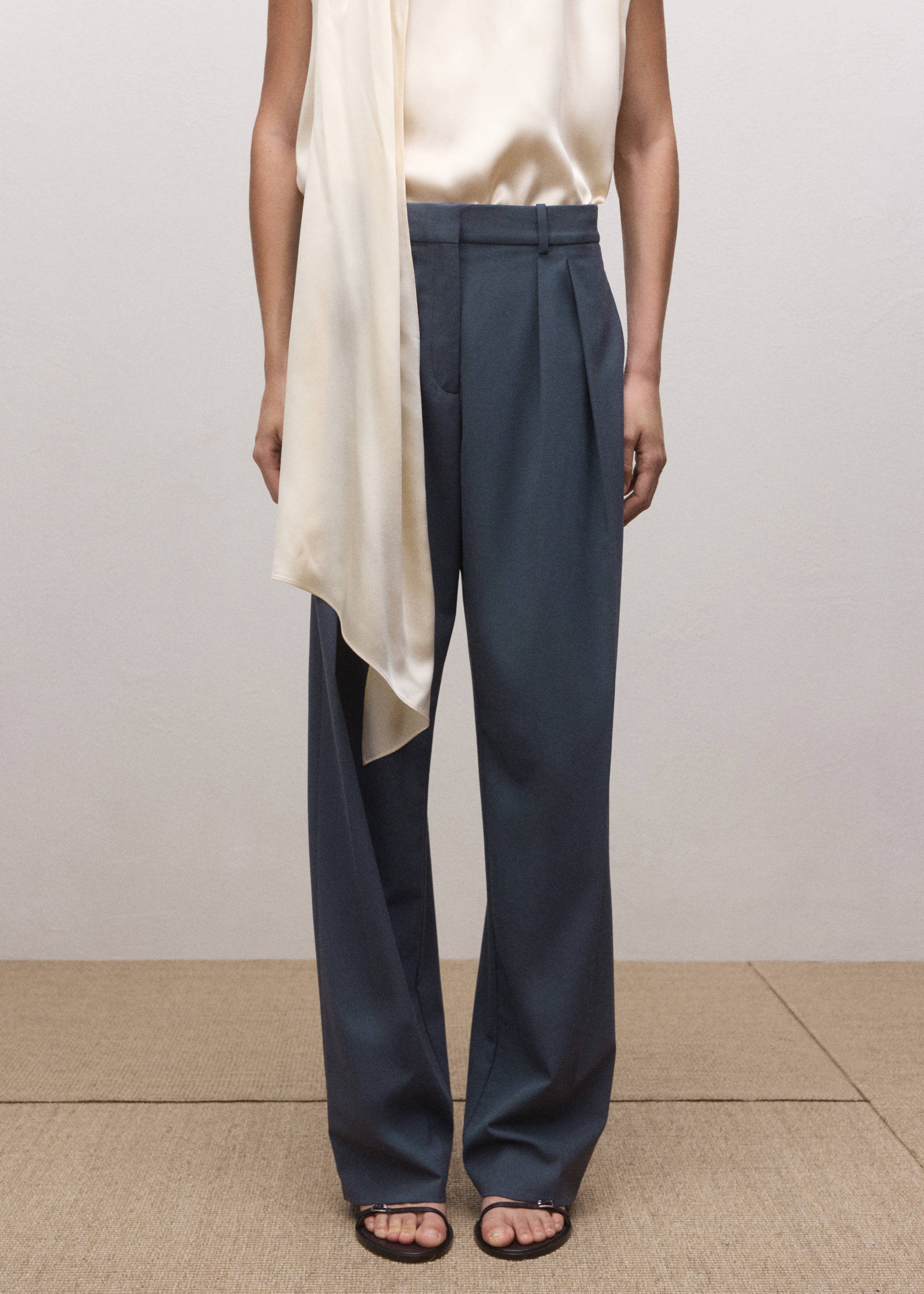 Прямые костюмные брюки из шерсти - Средний план