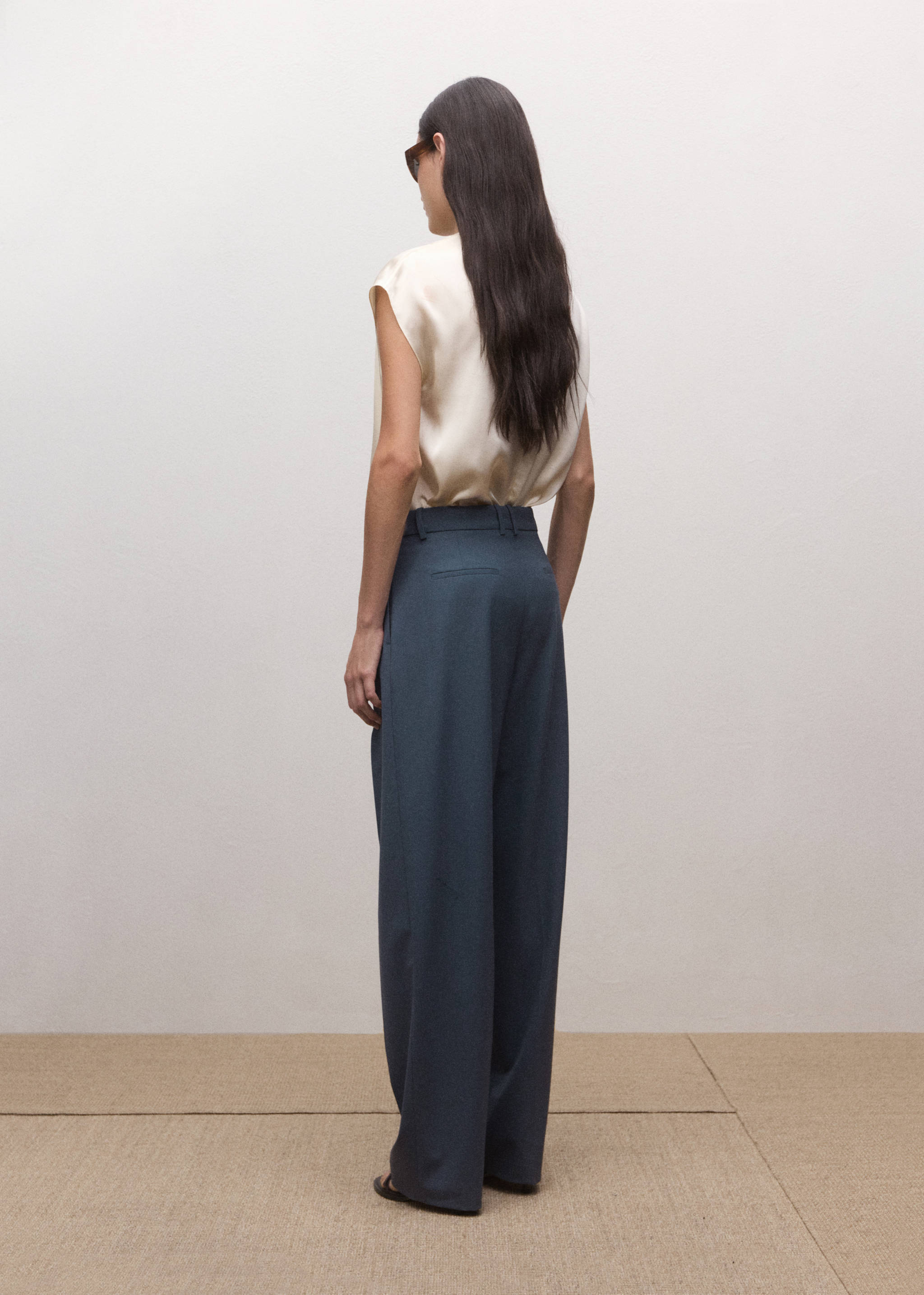 Прямые костюмные брюки из шерсти - Обратная сторона изделия