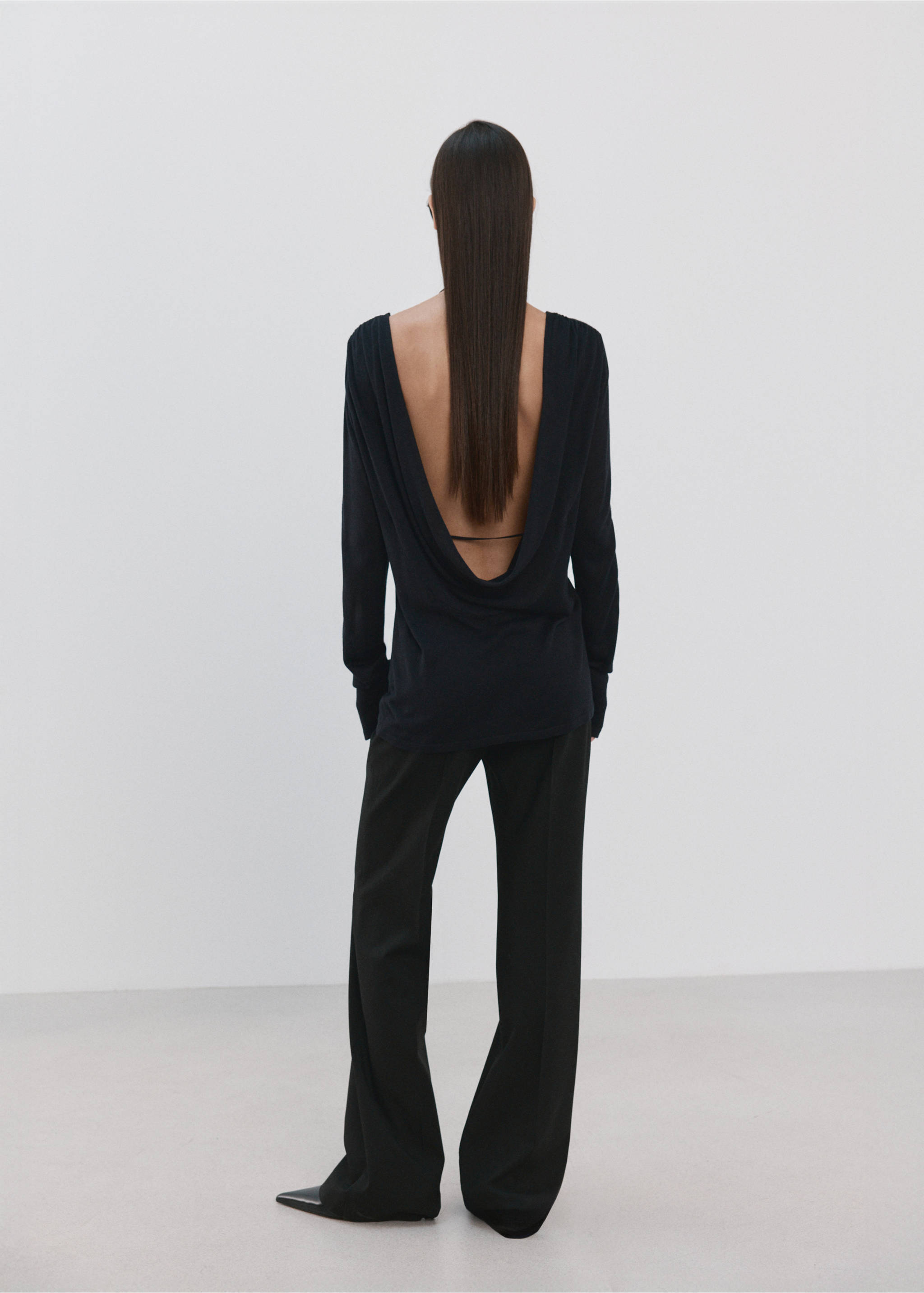 Strickpullover mit drapiertem Rücken - Rückseite des Artikels, Schwarz. Ref: 27005827-00.