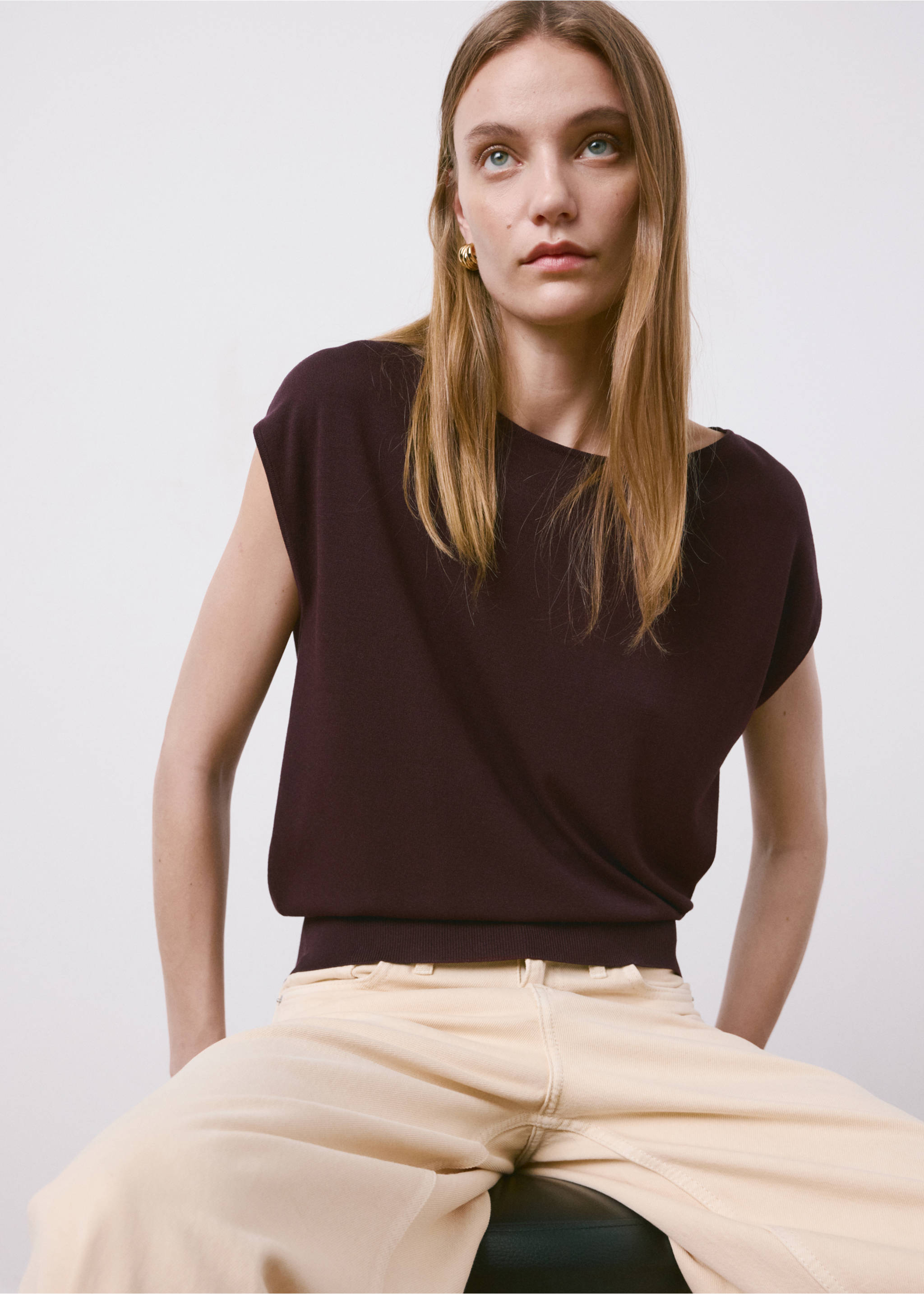 Short-sleeved knitted sweater - Details of the article 2, Wine. Ref: 27005828-00.