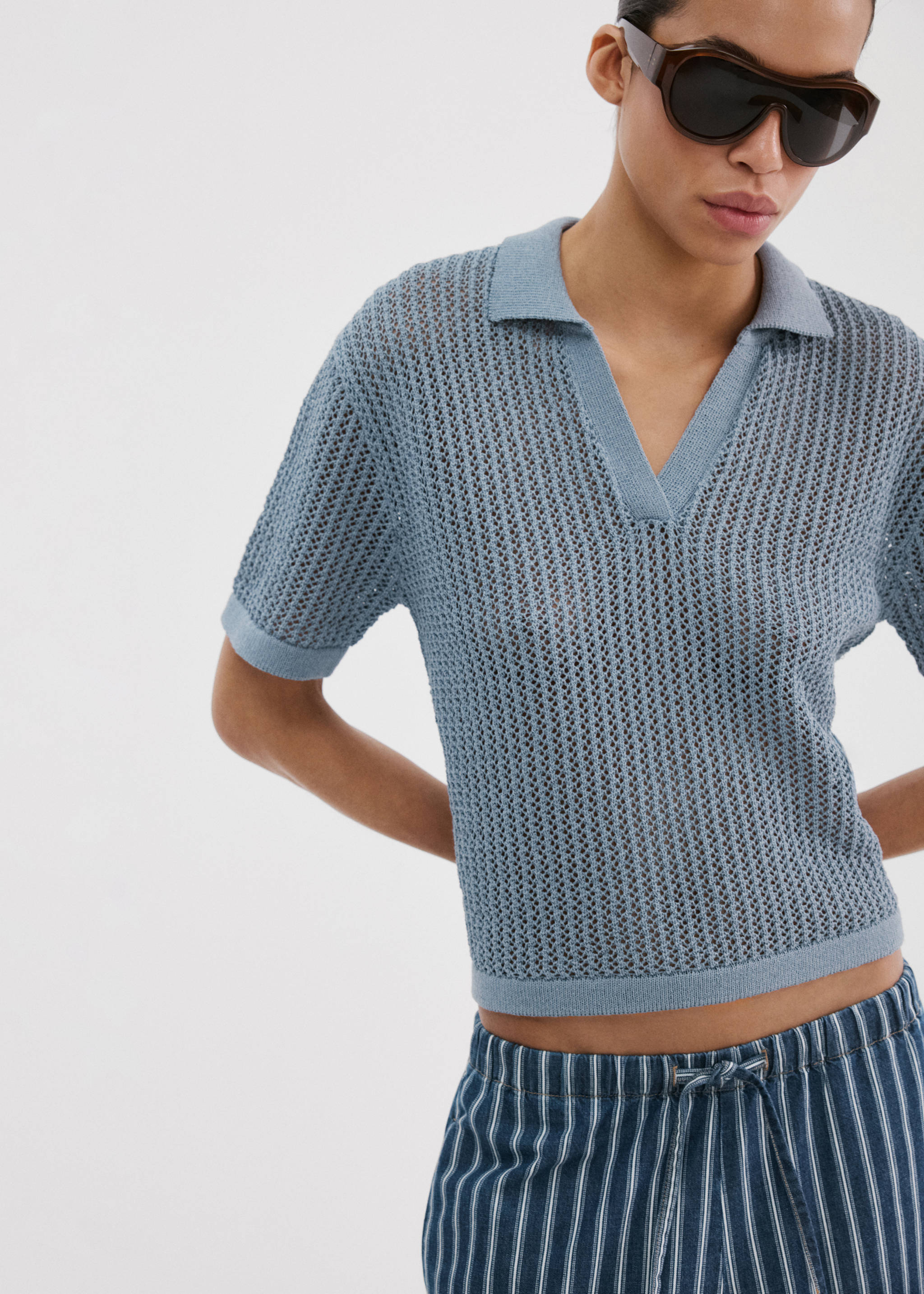 Ажурный джемпер с воротником поло - Средний план