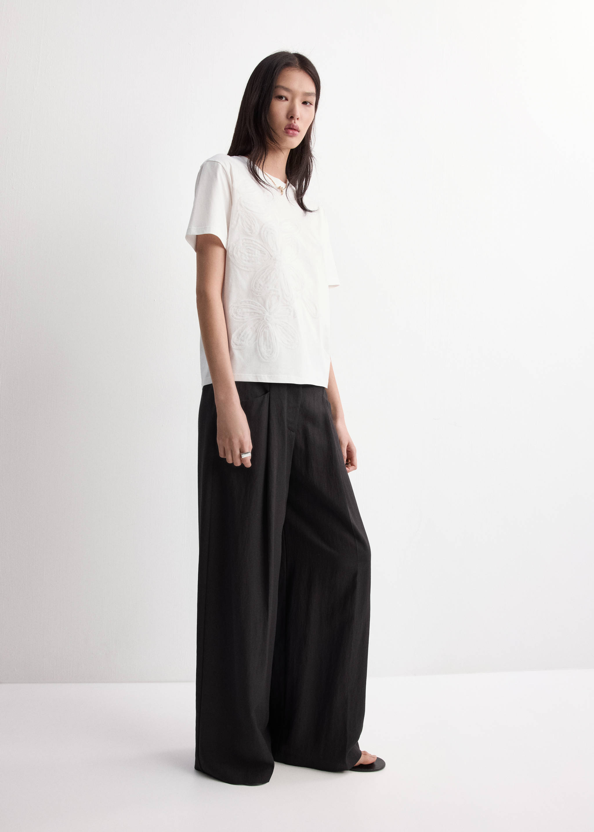 Футболка з бавовни з квітковою вишивкою - Загальний план