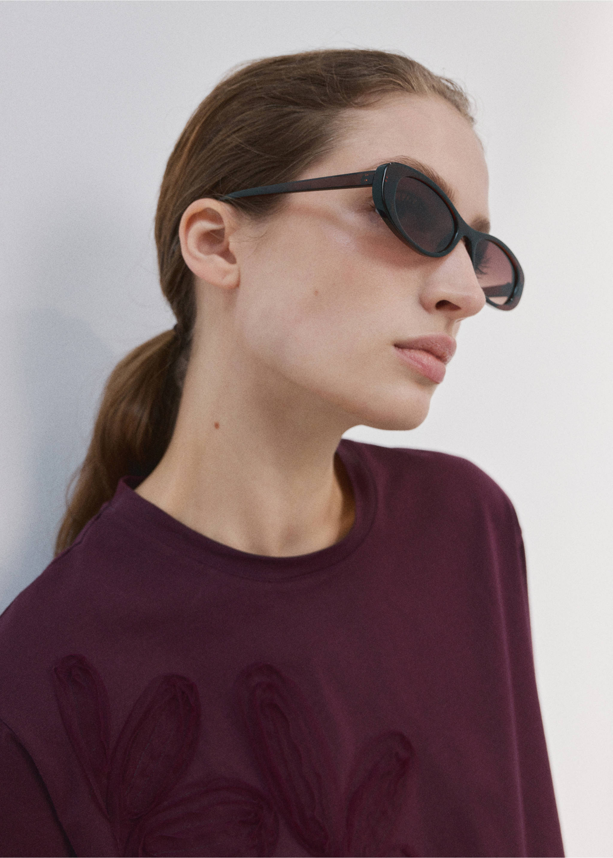 T-shirt de algodão com bordado floral - Plano médio, Cor de vinho. Ref: 27005832-00.