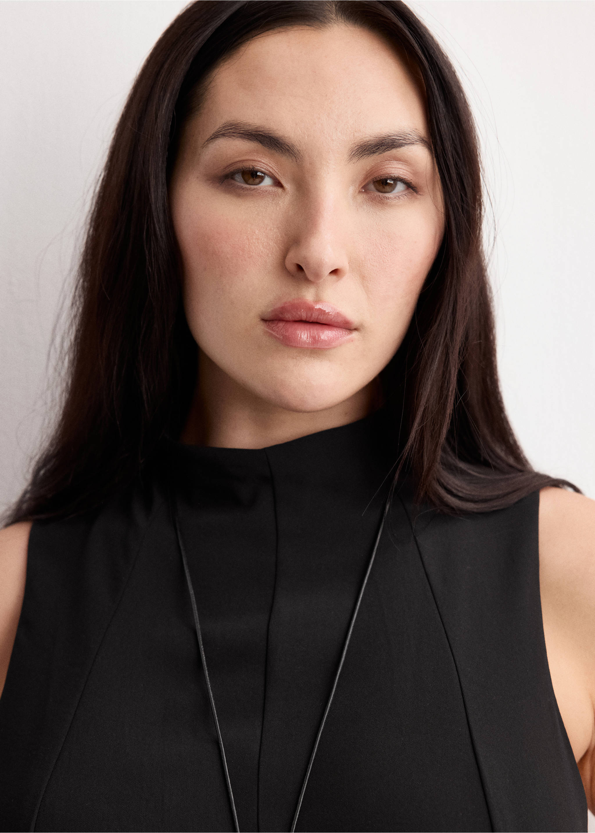 Vestido de gola alta com godé - Pormenor do artigo 4, Preto. Ref: 27005835-00.