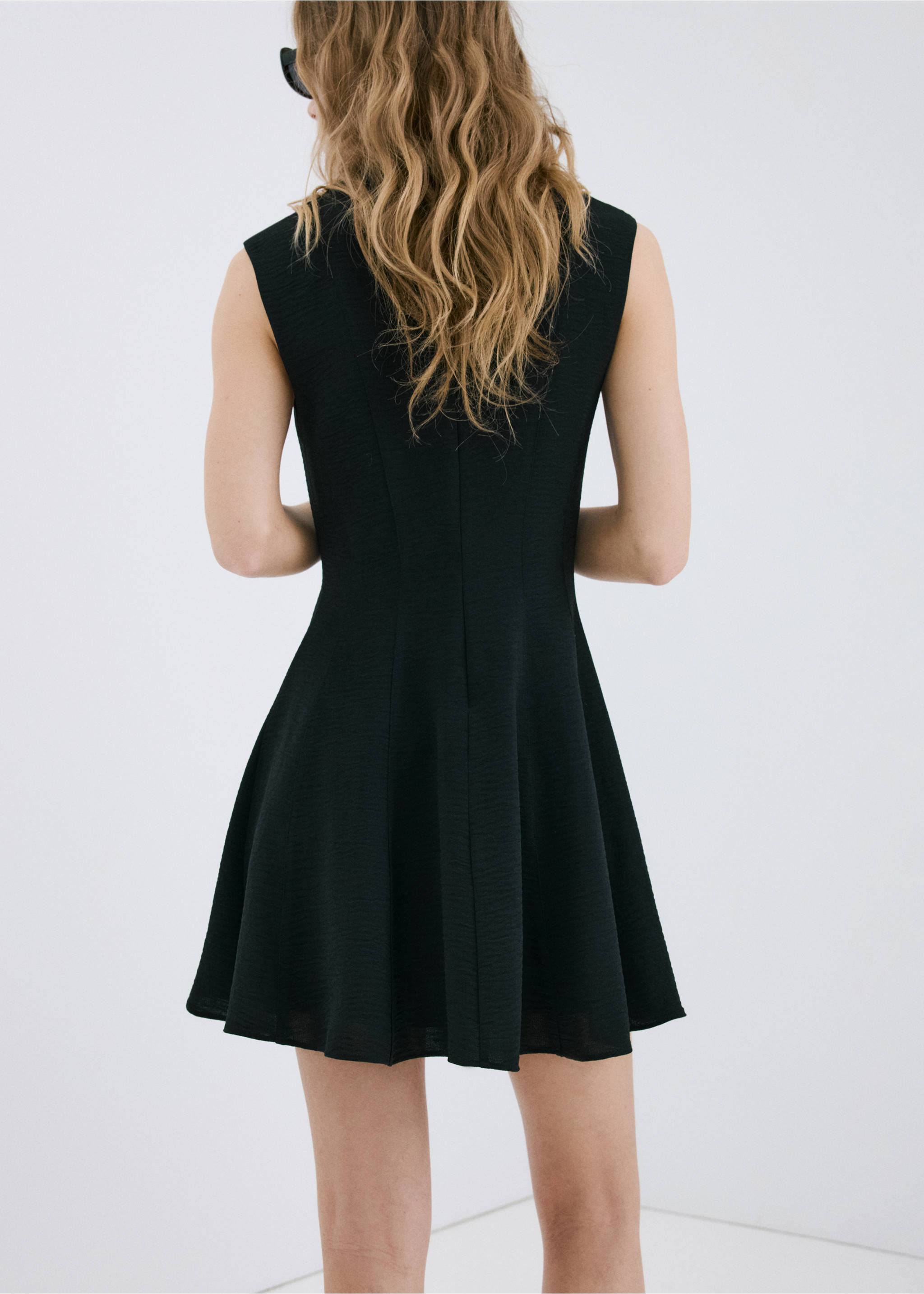 Robe volant col en V - Verso de l’article, Noir. Ref: 27005842-01.