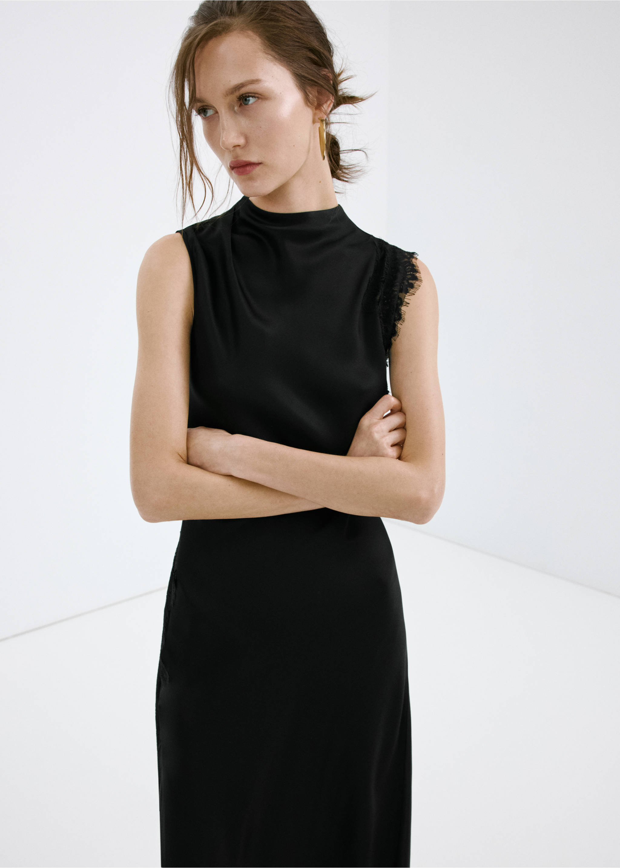 Vestido largo satinado detalles encaje - Plano medio, Negro. Ref: 27005843-00.