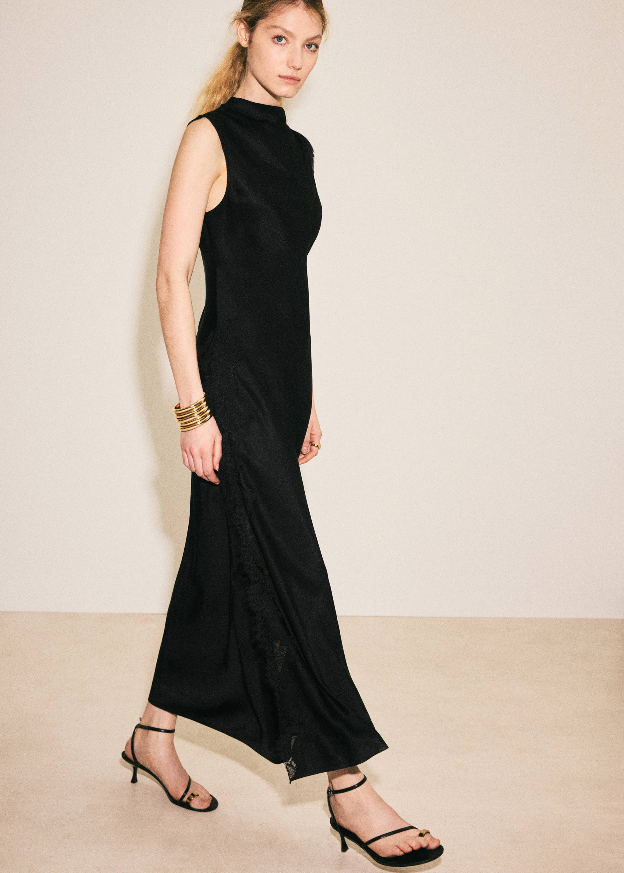 Satin dress with lace details - Medium plane