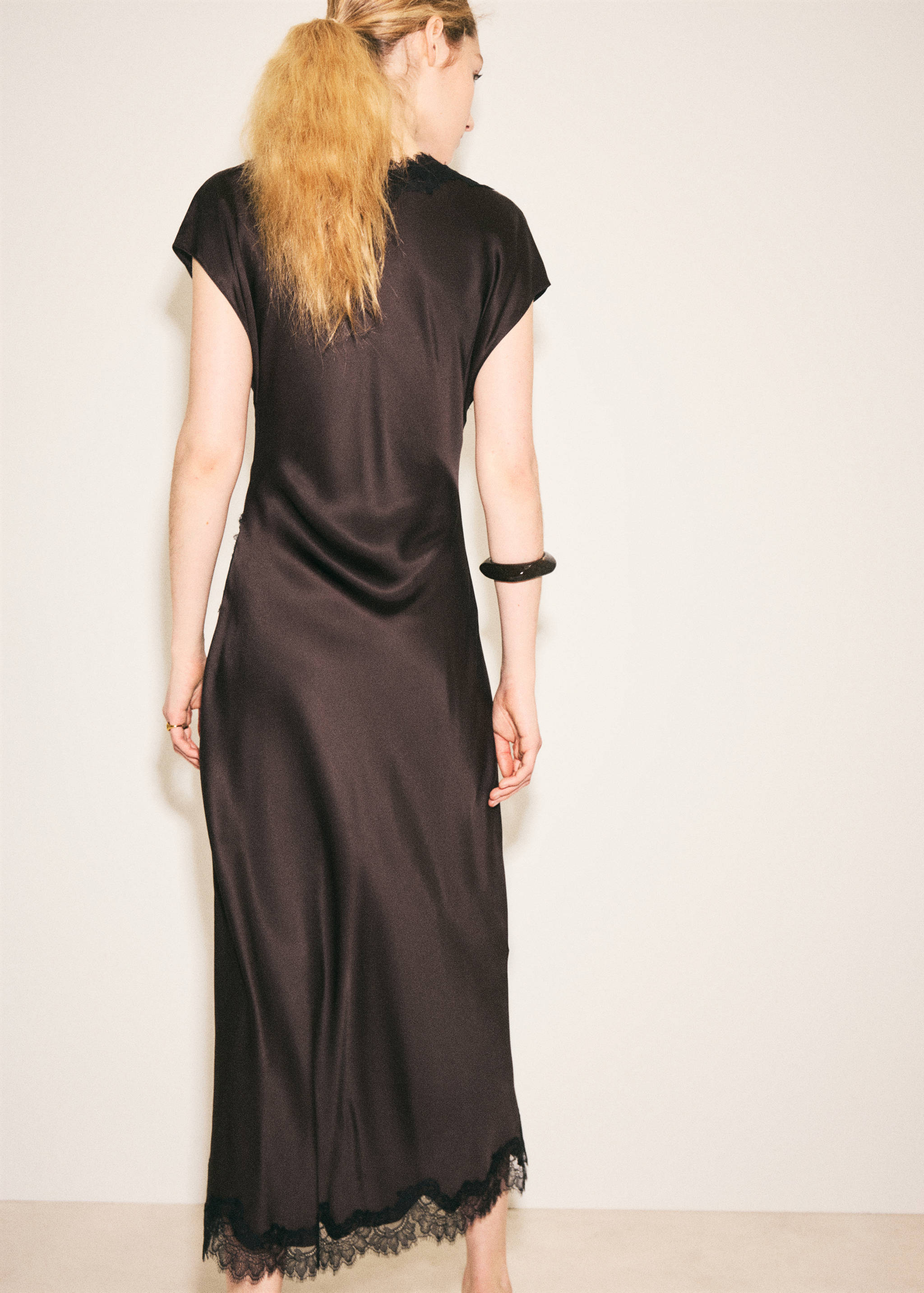 Satin lace dress - Reverse of the article