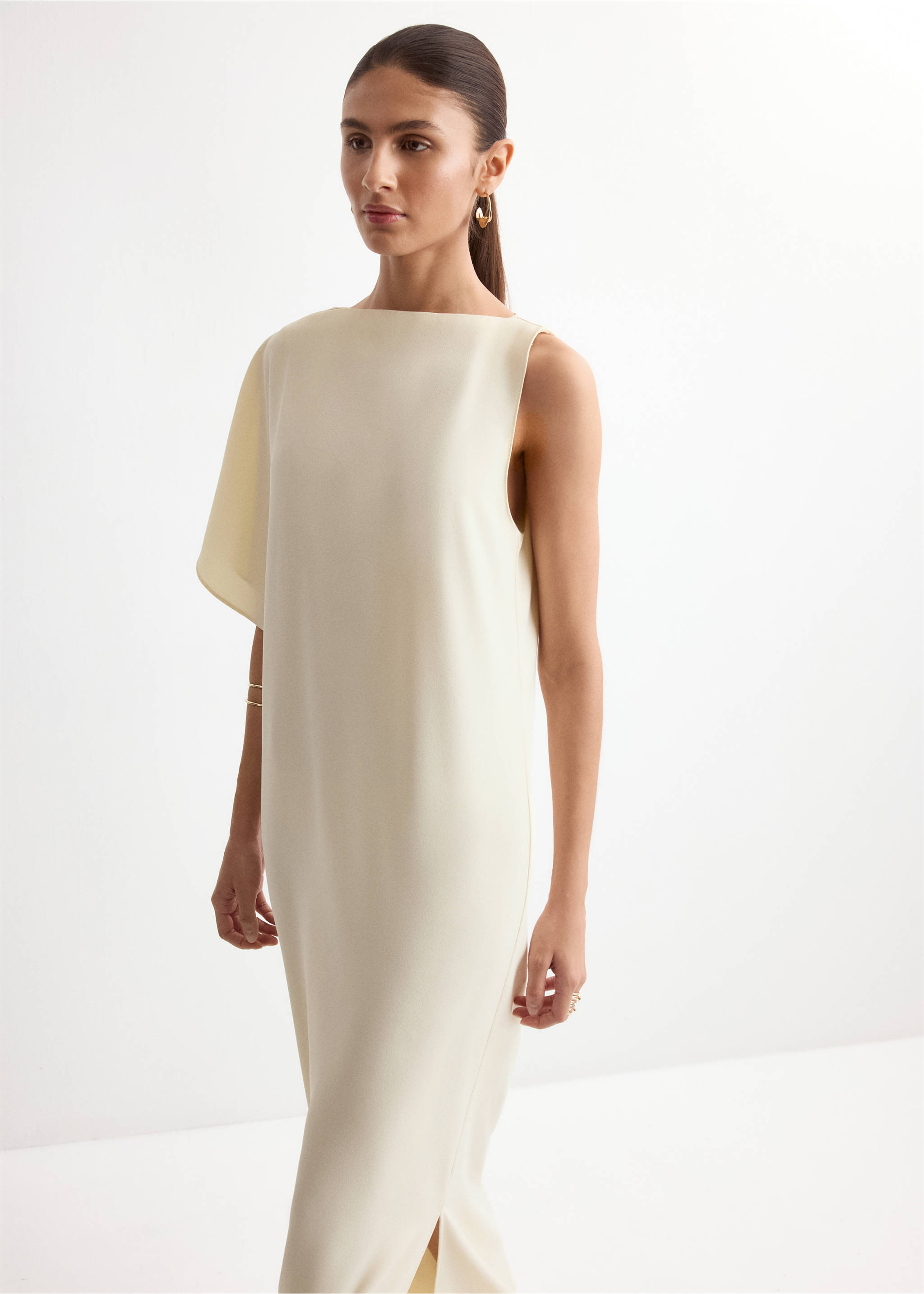 Long dress with asymmetrical sleeve - Details of the article 2, Ecru. Ref: 27005847-00.
