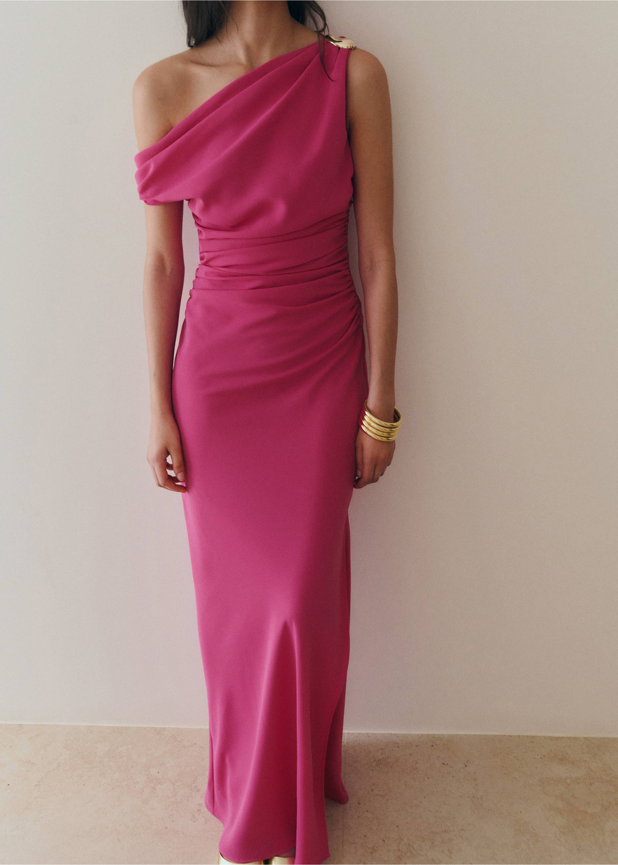 Robe drapée broche - Plan moyen, Fuchsia. Ref: 27005849-00.