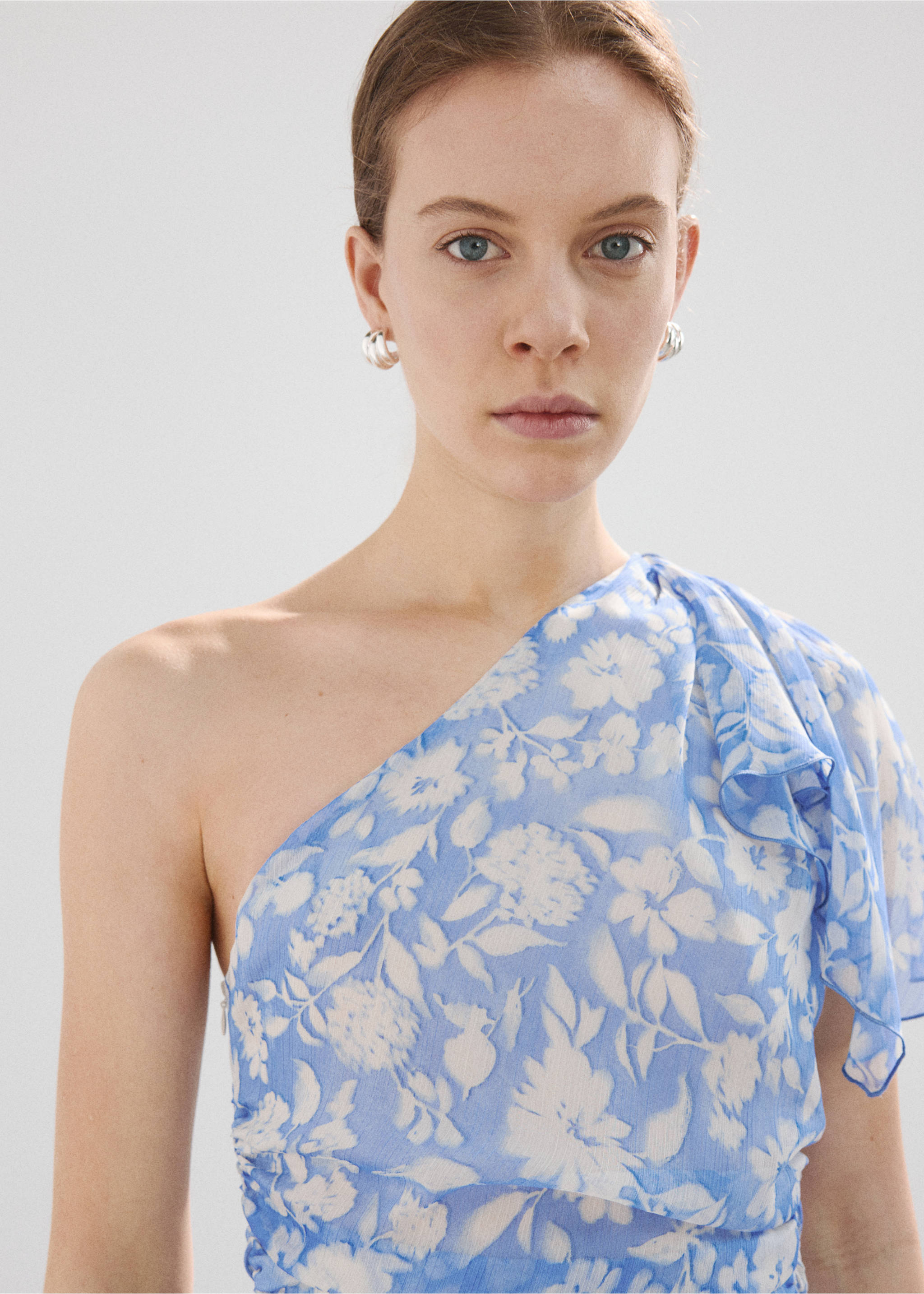 Floral dress with an asymmetric neckline - Details of the article 1, Blue. Ref: 27005852-00.