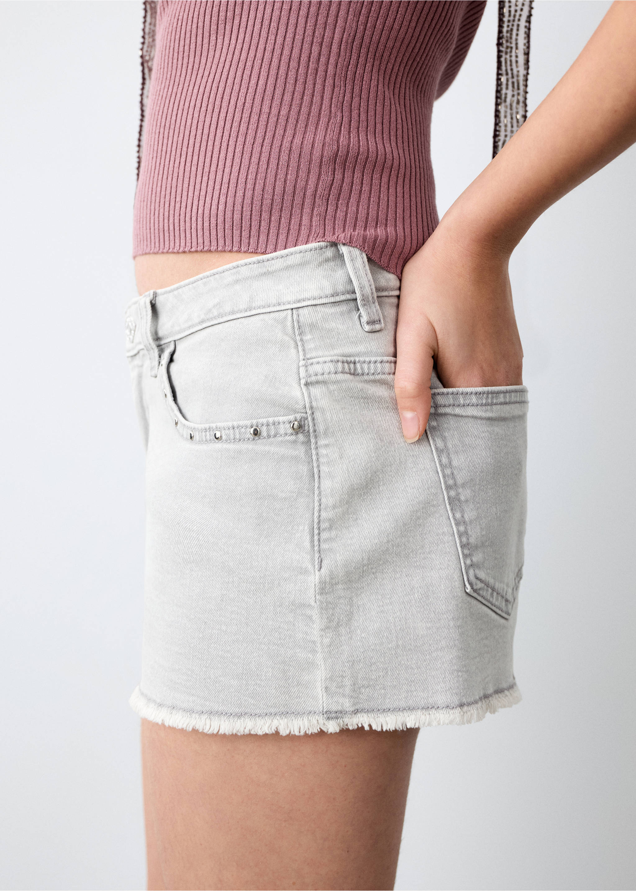 شورت مستقيم بحاشية مهترئة - تفاصيل المنتج 2, رمادي دنيم. Ref: 27005950-00.