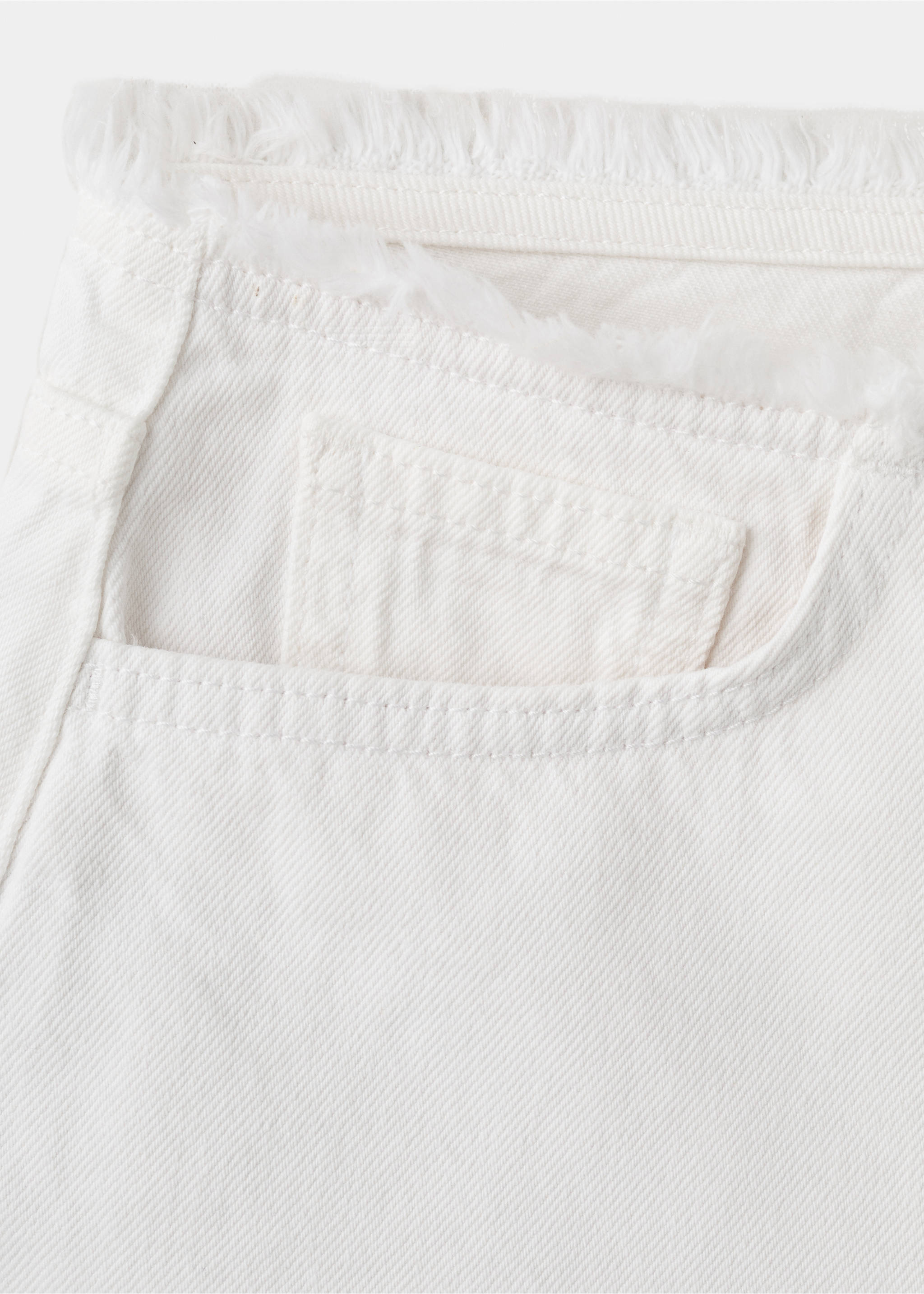 Denimshorts med fransade detaljer - Detaljer om artikeln 8, Benvit. Ref: 27005964-00.