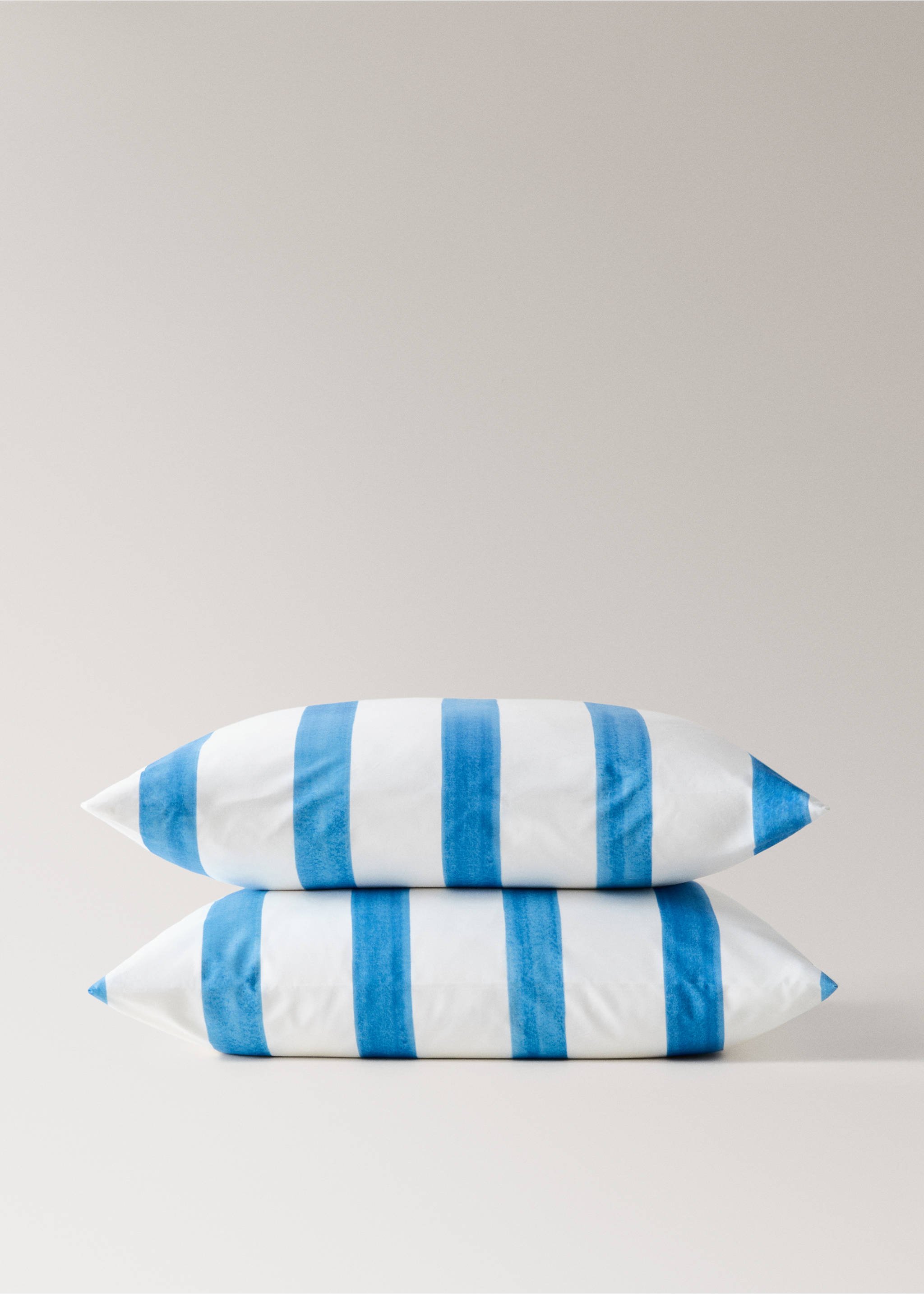 Dva povlaky na polštáře z bavlněného perkálu s akvarelovým kostkovaným vzorem 60x60 cm - Detail zboží 3, Modrá. Ref: 27005979-00.