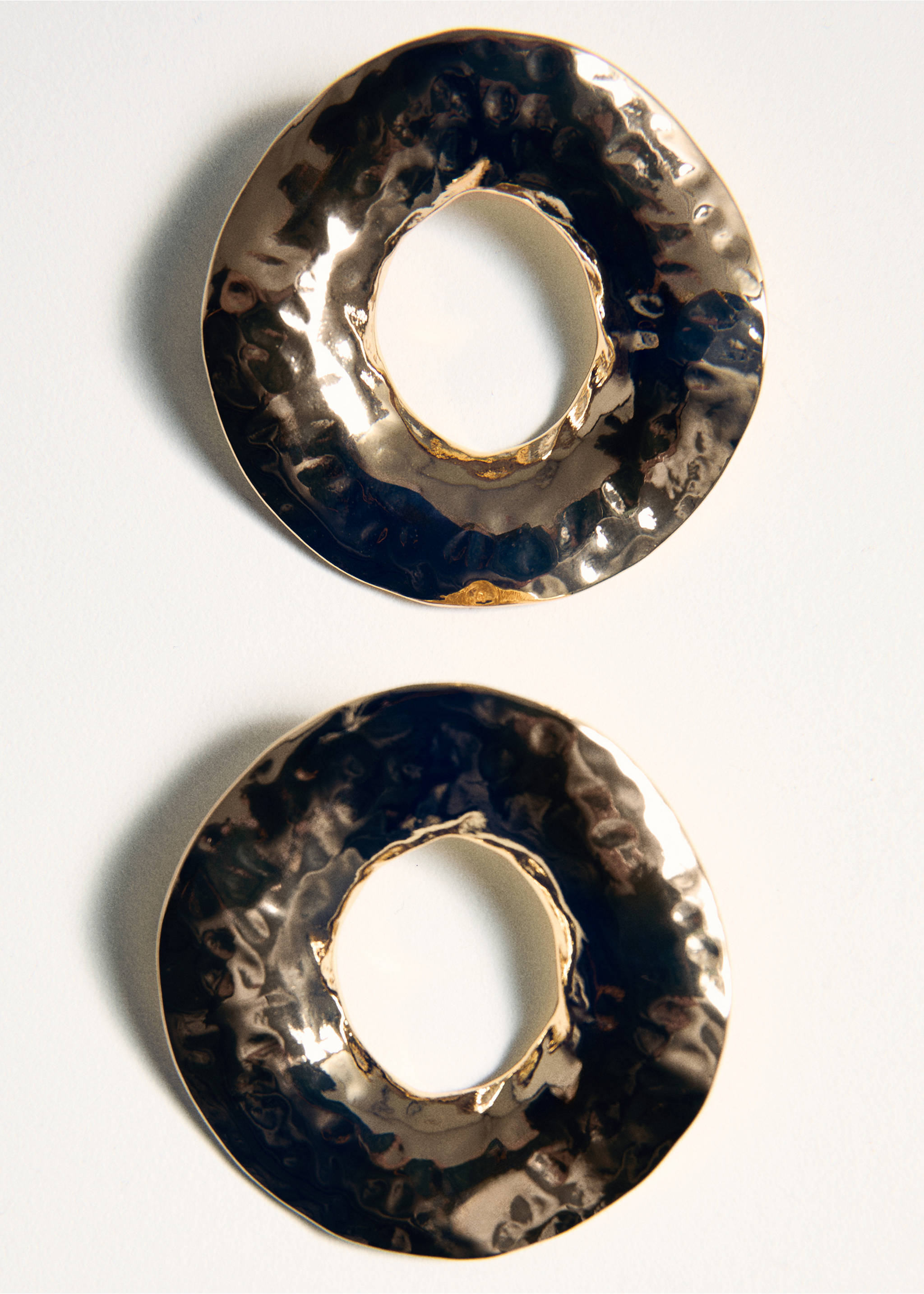Earrings with round relief - Details of the article 5, Gold. Ref: 27005989-00.
