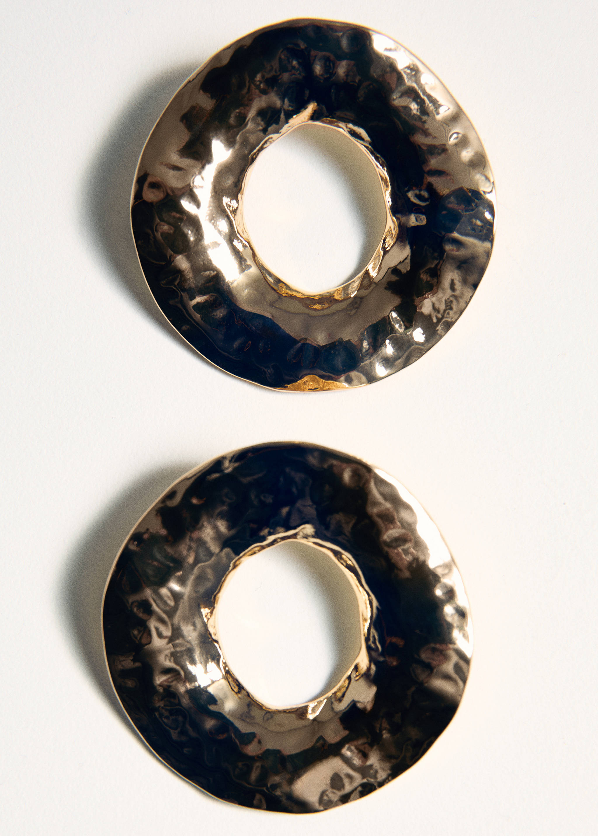Earrings with round relief - Details of the article 5
