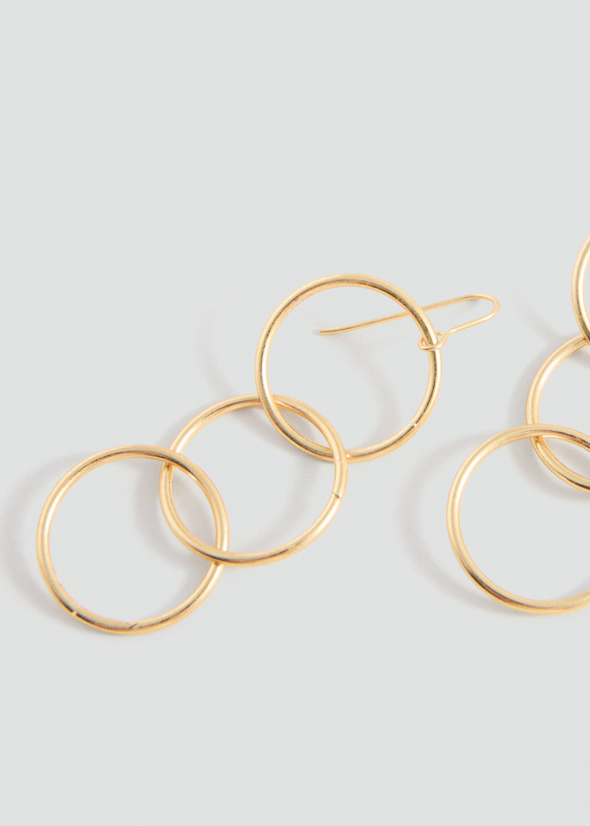 Перекрещенные серьги-кольца - Средний план