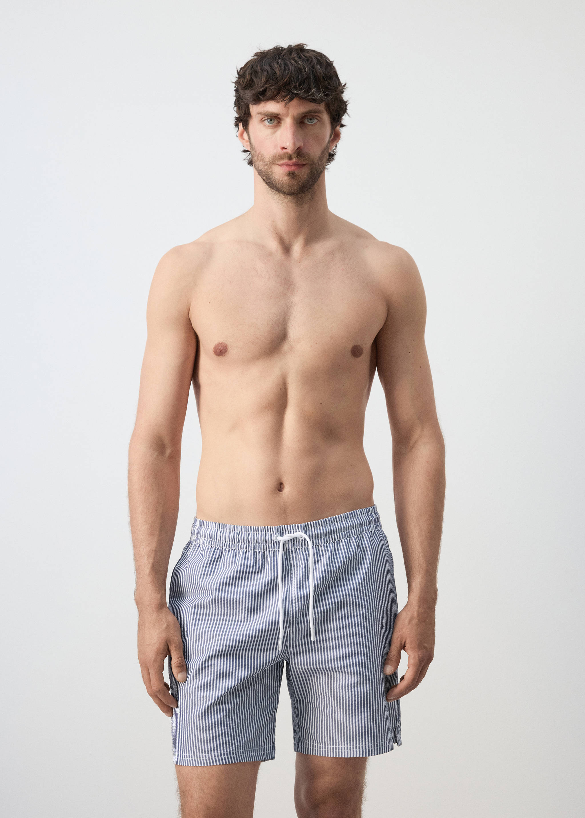 Плавательные шорты с эффектом сирсакер - Средний план