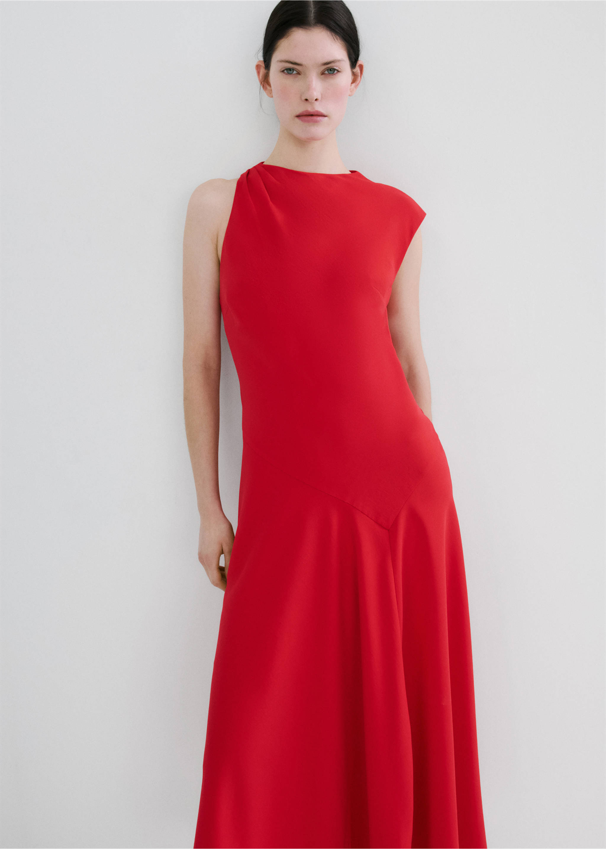Robe midi à manches asymétriques - Plan moyen, Rouge. Ref: 27006362-00.