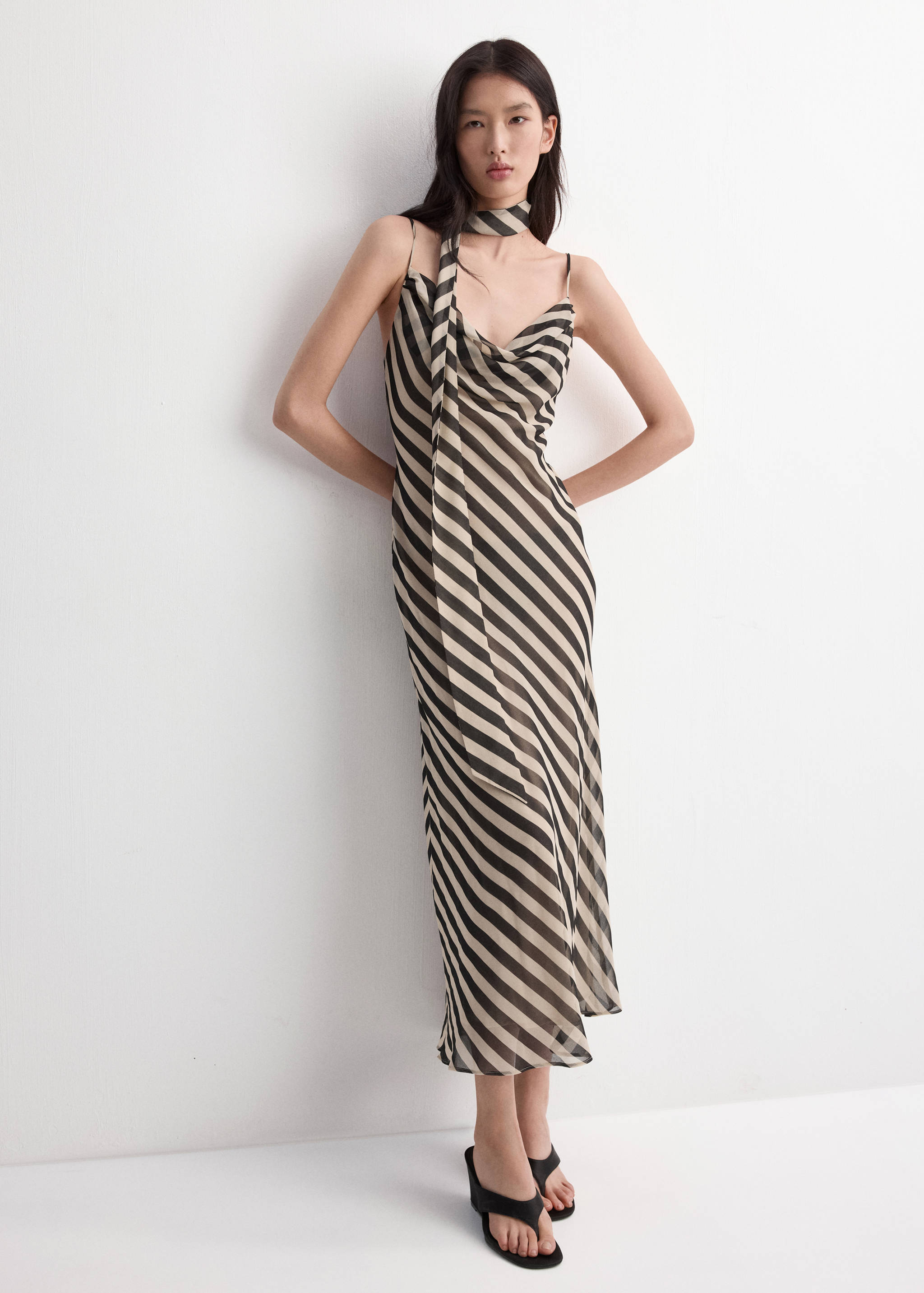 Printed dress with foulard - General plane