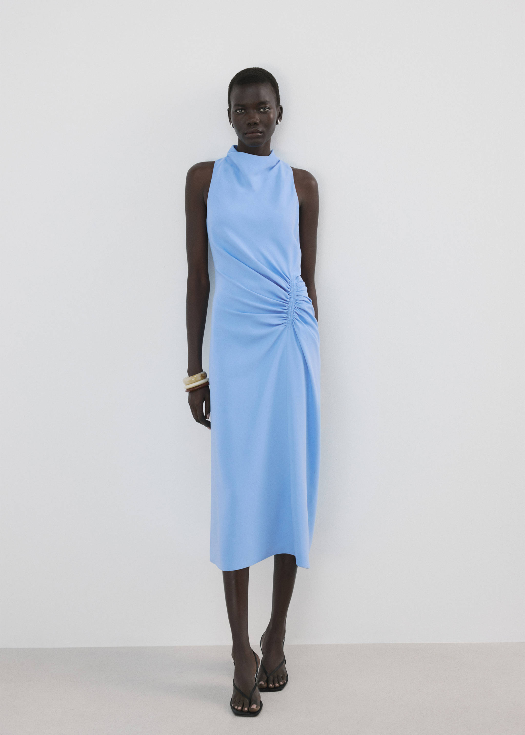 Robe froncée avec col drapé latéral - Plan général