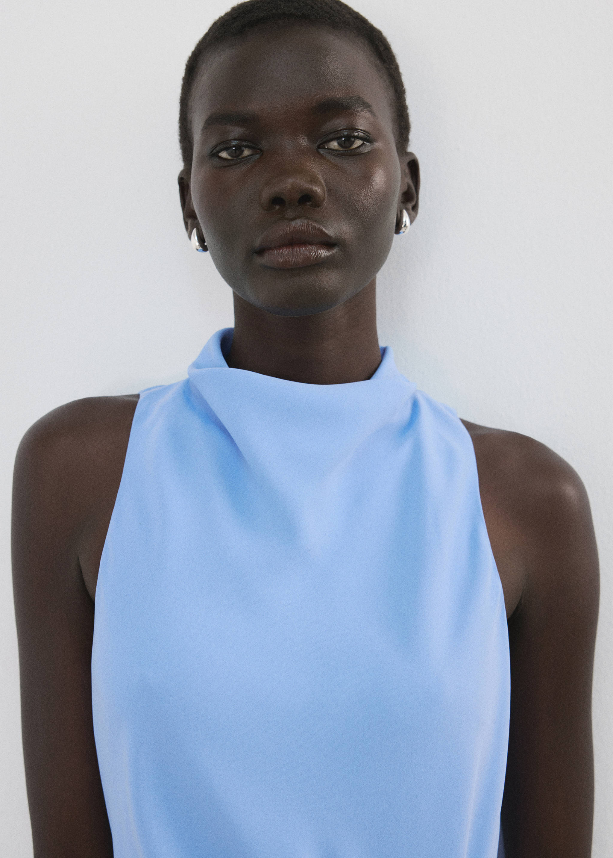 Robe froncée avec col drapé latéral - Plan moyen